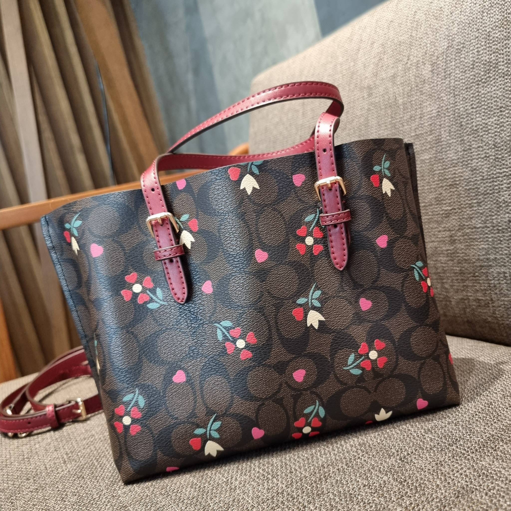 COACH C4250 MOLLIE TOTE 25 IN SIGNATUE CANVAS WITH HEART FLORAL ดีไซน์ใหม่ล่าสุด กระเป๋าโท้ทไซส์เล็กที่สาวๆต่างก็ต้องปักใจรัก รอบนี้น้องถูกเติมแต่งลวดลายดอกไม้ เพิ่มดีเทลความน่าใช้ไปอีก วัสดุหนังแคนวาส ทนทาน ภายในโล่งกว้าง มีช่องซิปกลางใส่ของได้ ขนาดกำลัง