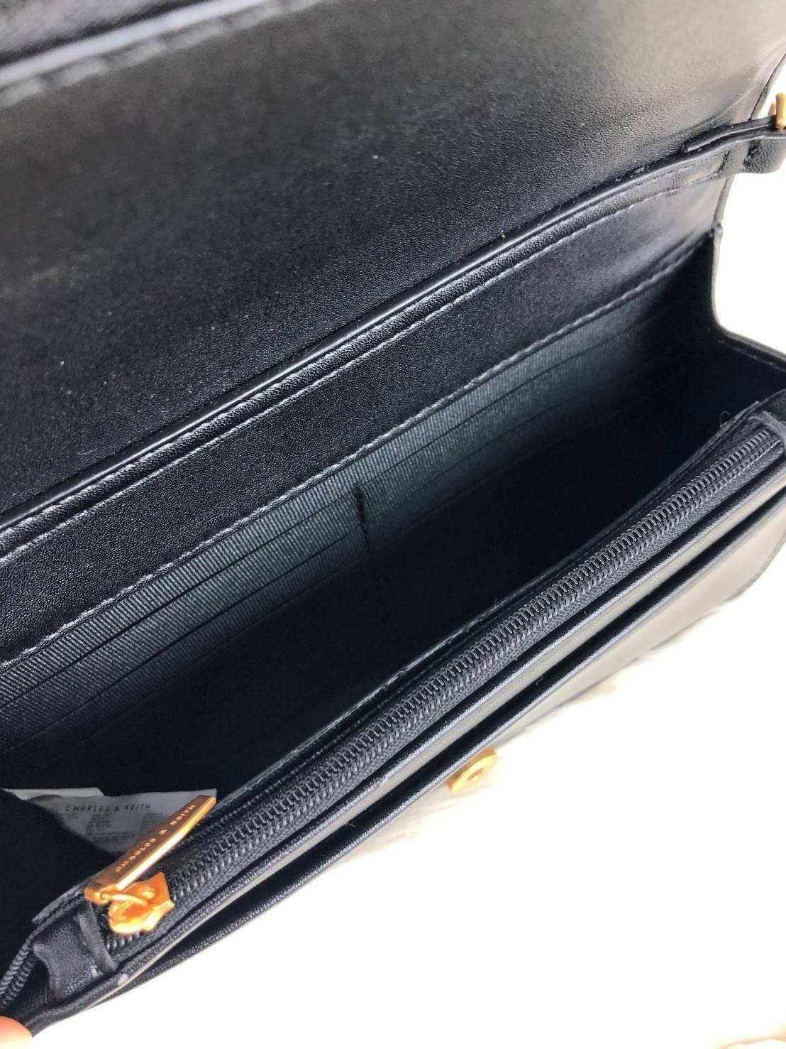 New Collection 2019! CHARLES & KEITH CHAIN RIMMED CLUTCH กระเป๋าสะพายคอลเลคชั่นใหม่ แต่งโซ่รอบกระเป๋าสีทองสวยหรูมากๆ ด้านหน้าปั๊มโลโก้แบรนด์ เปิดปิดด้วยกระดุมแม่เหล็ก ด้านในมีช่องด้านหน้า ช่องใหญ่และช่องซิป 1 ช่อง สามารถใส่โทรศัพท์ iPhone plus ได้ค่า และย