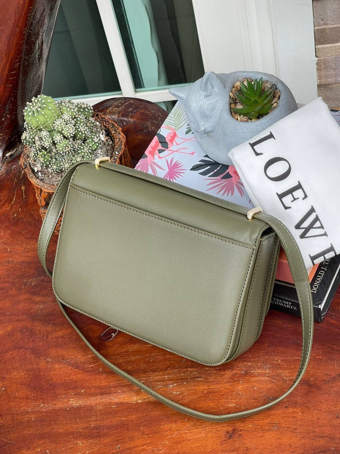 Medium : LOEWE Goya anagram leather shoulder bag กระเป๋าทรง GOYA รูปทรงกล่องอันคลาสสิกที่มาพร้อมรายละเอียดอันน่าค้นหา พร้อมด้วยโครงสร้างที่เปี่ยมไปด้วยสเน่ห์น่าค้นหา มีช่องใส่ของขนาดกว้างและเป็นทรงทำให้การจัดการสิ่งของต่างๆ ของสาวๆ นั้นง่ายดายมากยิ่งขึ้น 