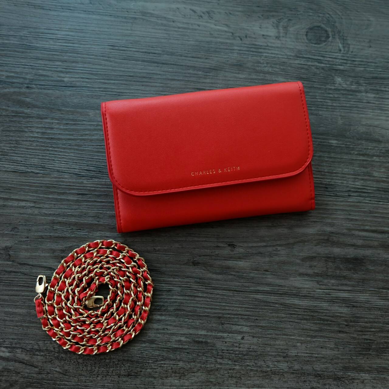 CHARLES&KEITH FRONT FLAP WALLET กระเป๋าสตางค์แบบ cluth คลัช รุ่นชนช็อปเปิดปิดด้วยฝาปิดกระดุมแม่เหล็ก ด้านหน้ามีโลโก้แบรนด์ ภายในมีช่องใส่ของ เยอะค่ะ มีทั้งฝช่องซิป และช่องใส่บัตรหลายช่อง สามารถใส่ธนบัตร มือถือ เหรียญและบัตรได้เยอะ มีกระดุมปรับขยายทรง มาพร