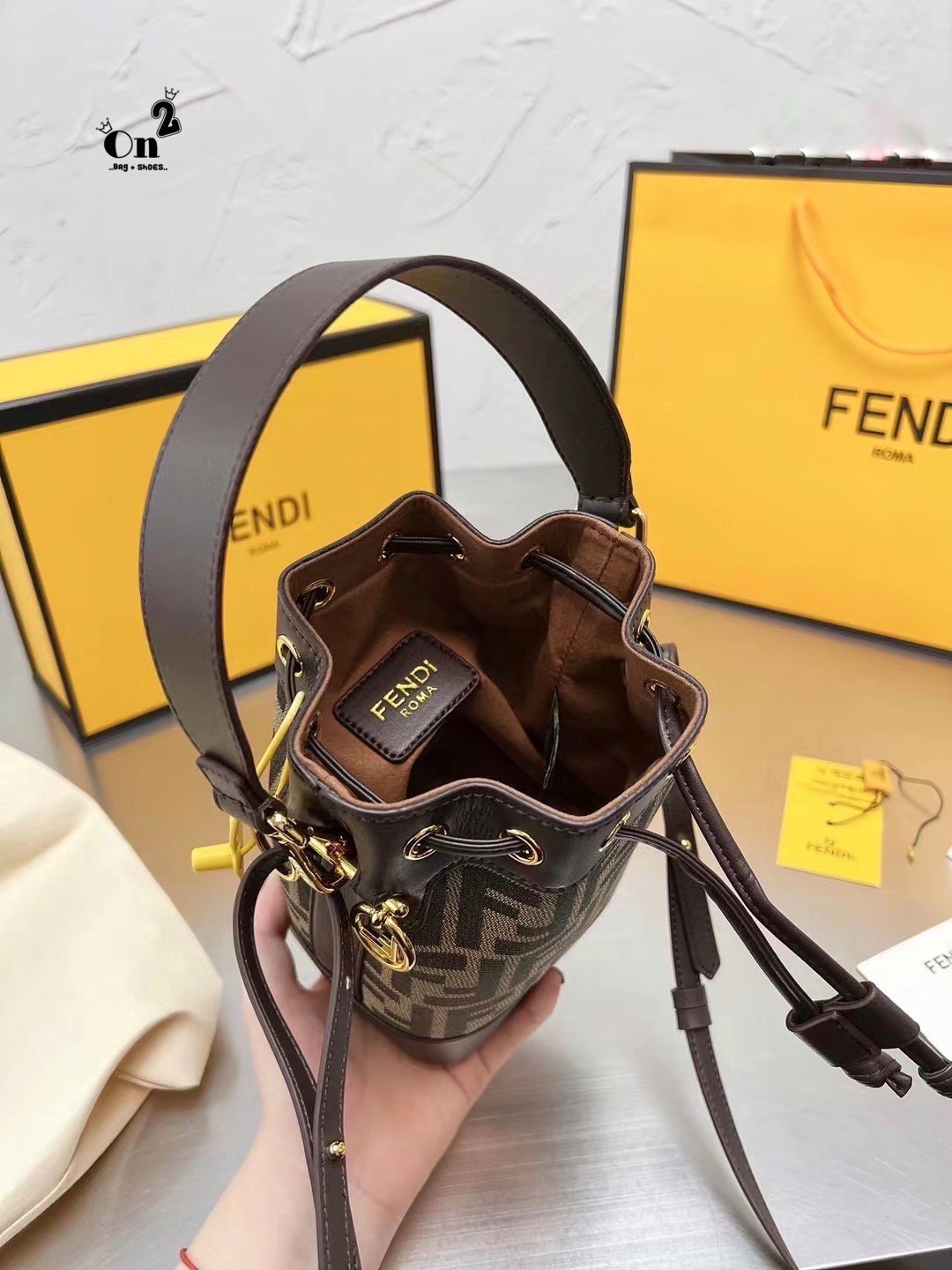 FENDI MINI BUCKET BAG / Fendi Mon Tresor Beige Raffia mini Bag กระเป๋าสะพายทรงขนมจีบยอดฮิต ไซส์มินิ ที่น่ารักน่าใช้มาก ดีไซน์สวยอยู่ทรง วัสดุผ้าแคนวาสสลับหนังแท้ ดีเทลห่วงคล้องอะไหล่สวยหรู มาพร้อมสายสั้นคบ้องแขน และสายครอสบอดี้สำหรับสะพายข้าง สลับใช้ได้ไม