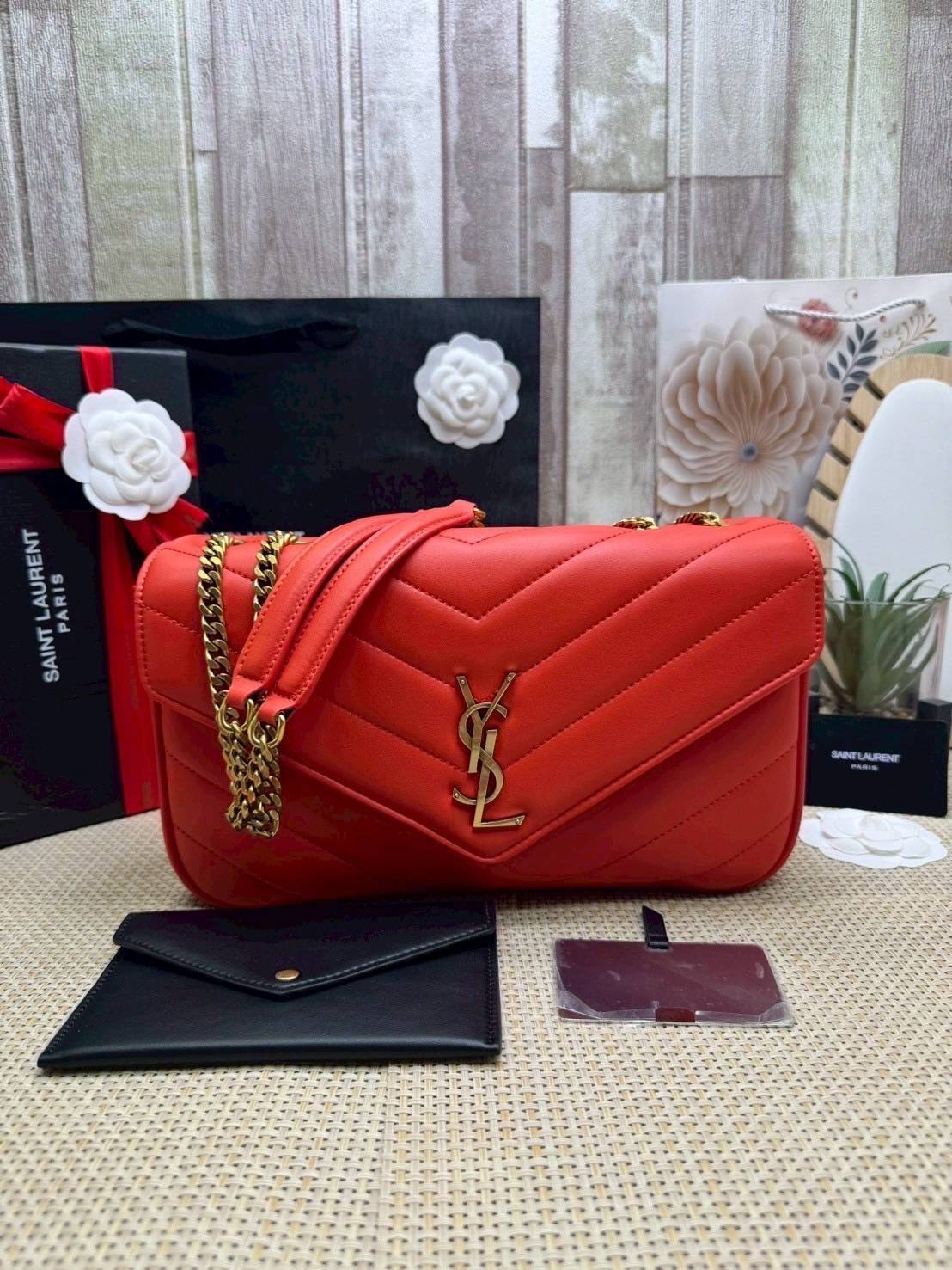 ORI หนังแท้ | 28cm YSL LOULOU medium in MATELASSÉ กระเป๋าสะพายสายโซ่าีทองหรูหรา งานหนังแท้เนื้อนุ่มตะเข็บเย็บลายเชฟรอนสวยหรูโดดเด่นเป็นเอกลักษณ์ 🤍 เกรดออริจินอล หนังแท้