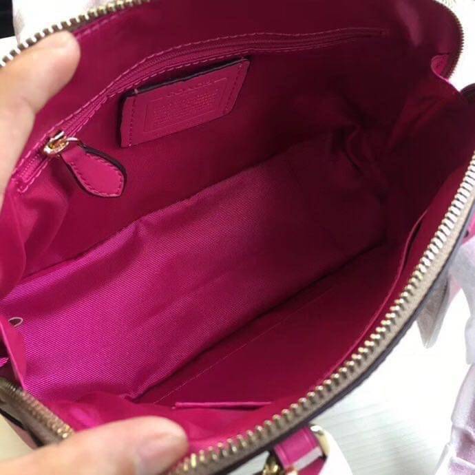 Coach Mini Sierra Signature กระเป๋าถือทรงโดม ภายในกว้างสามารถใส่กระเป๋าเงินเล็ก และมือถือได้ และยังมีช่องซิปเล็ก 1 ช่อง ด้านหลังมีกระเป๋าเล็กเก็บบัตร 1 ช่อง ใครยังไม่มีพลาดไม่ได้แล้วนะคะ