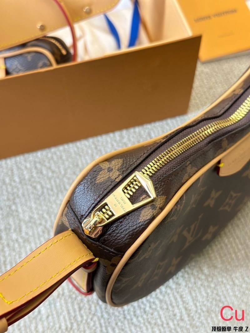 LV Croissant MM bag 25cm กระเป๋าสะพายดีไซส์เก๋เท่ห์มีสไตส์ ลายโมโนแกรม มาพร้อมใบลูกดีไซส์เข้ากัน สวยงาม สวยหรู ขนาดกำลังดี ใบจริงสวยมาก แนะนำเลยค่ะ