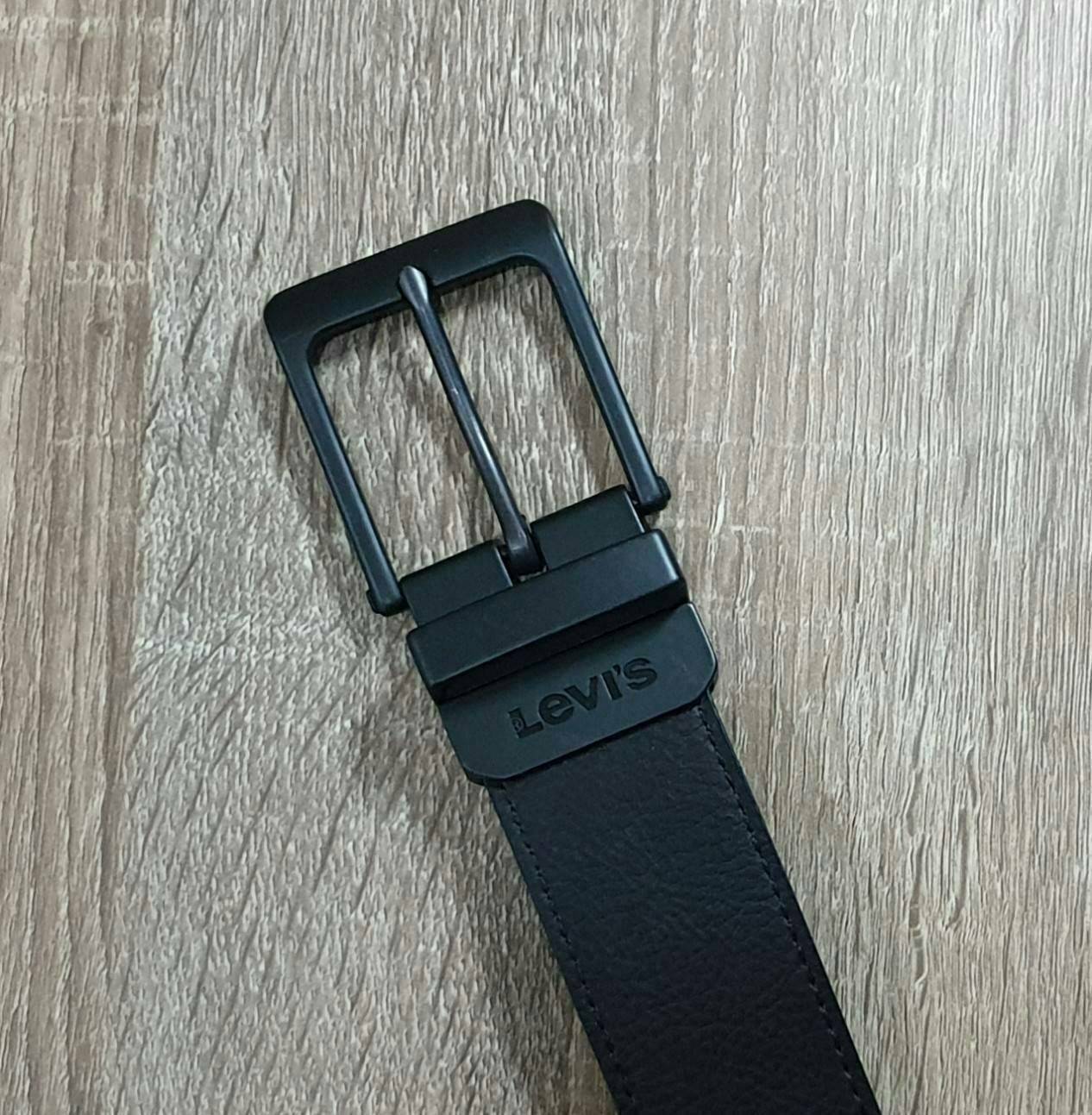 Levi’s Belt and Wallet Gift Set ในเซตประกอบด้วยกระเป๋าสตางค์พับสองตอนและเข็มขัดวัสดุหนังคุณภาพดี กระเป๋าสตางค์ปั้มโลโก้ด้านหน้าภายในมีช่องใส่บัตรและธนบัตรแยกเป็นสัดส่วน เข็มขัดหนังกลับใช้ได้ในทุกโอกาสนะคะ