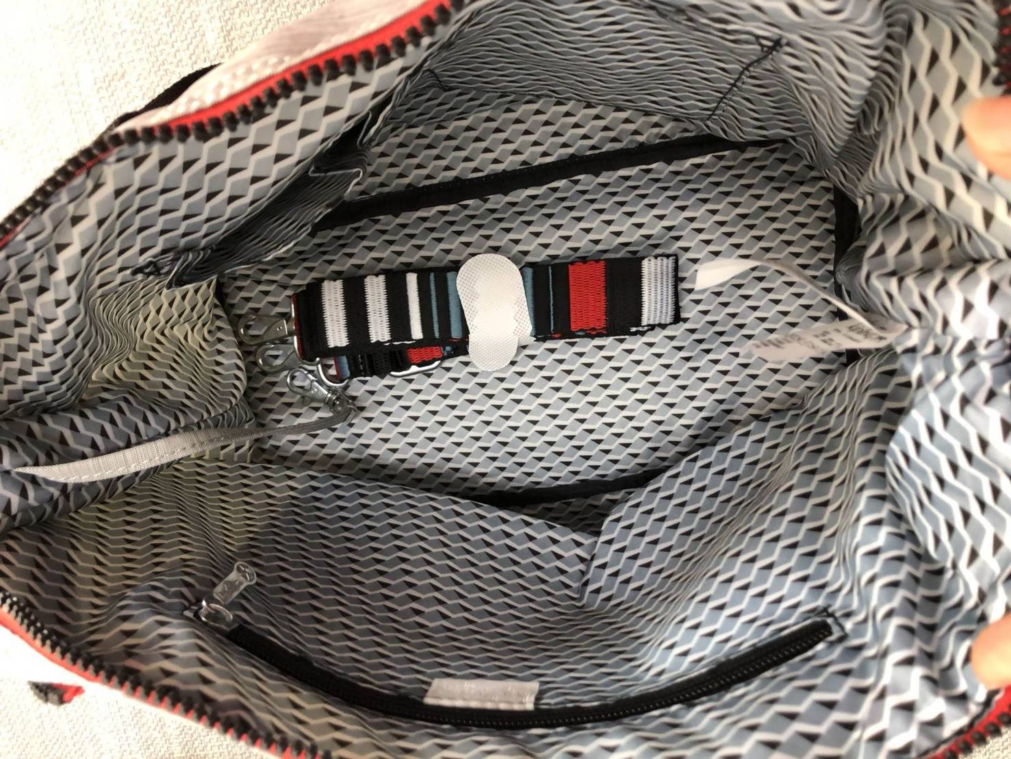 Kipling Handbag | k13848// (OEM. Factory HK.) กระเป๋าถือ สะพายข้าง คล้องไหล่ วัสดุ nylon ด้านหน้ามี 1 ช่องซิป, 1 ช่องโล่ง ใส่มือถือหรือ ของจุกจิกได้ค่ะ ปรับได้ 2 ทรง ด้านข้างขยายออกได้ ช่องซิปหลักด้านในโล่ง จุได้เยอะ น้ำหนักเบา ทำความ สะอาดง่าย มีช่องซิปแ