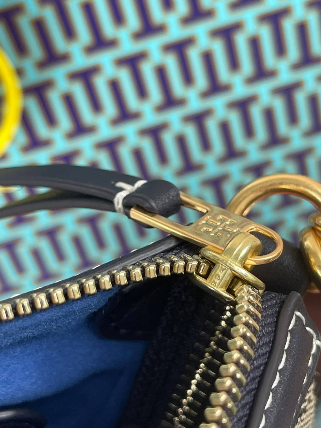 Tory burch T Monogram Jacquard Studio Bag กระเป๋า T Monogram Studio รูปทรงกระทัดรัด มาในสไตล์มินิมอลที่ถูกรังสรรค์อย่างปราณีตด้วยผ้าทอ jacquard เพื่อเฉลิมฉลองโลโก้กราฟฟิก ลวดลายสวยเด่น ดูสะดุดตา ใช้งานได้หลายรูปแบบ การแมทช์กระเป๋าให้เข้ากับการแต่งตัวทุกวั