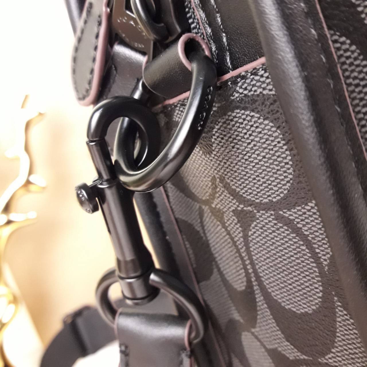 COACH BOND BRIEF IN SIGNATURE CANVAS (COACH F23212)🍁 หนุมๆสาวๆ สาวก Unisex พลาดไม่ได้เลย ลุยงานได้จริง รุ่นนี้เลย//วัสดุแคนวาส ผสมกับหนังแท้ คุณภาพ ทนทาน หนาแน่น ใส่เอกสาร ใส่โน๊ตบุ๊ค ลุยงานได้แบบ Real life จริงๆ ฟังก์ชั่นครบมาก >>มีสายสะพาย