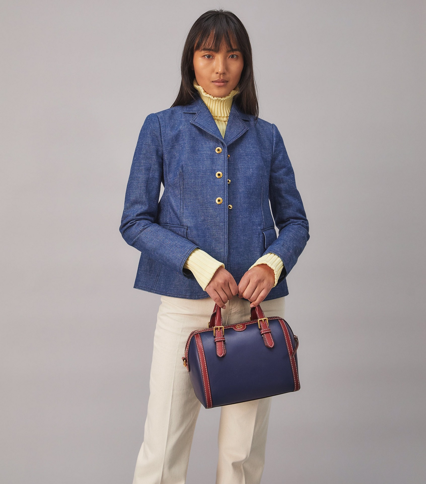 TORY BURCH T Monogram Color-block Barrel Duffle พร้อมส่งที่ไทย สวยก่อนใคร ใบใหญ่ ใส่จุไปเลยจ้าา😘 ✔️กระเป๋าทรงหมอน วัสดุหนังแท้ชั้นดีที่สุด หนังเรียบนิ่มสวย ✔️เปิดปิดกระเป๋าด้วยซิปคู่แบบมีหนังห้อย ภายในกว้างมากสำหรับไซด์นี้ หายห่วงไปเ