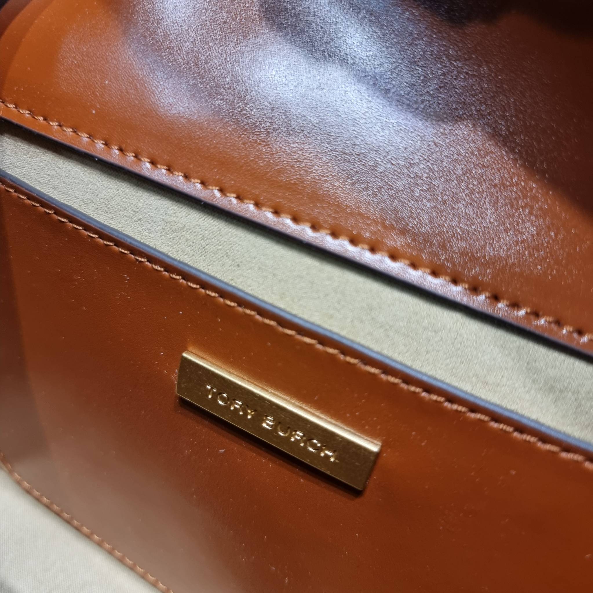 TORY BURCH ROBINSON SPAZZOLATO CONVERTIBLE SHOULDER BAG คอลเลคชั่นใหม่ สวยก่อนใคร ในราคาสุดคุ้ม! กับกระเป๋าสะพายไหล่ ดีไซน์สุดหรู หนังแก้วเงาสวยคม สีผู้ดี รูปทรงใช้งานได้ทุกลุค