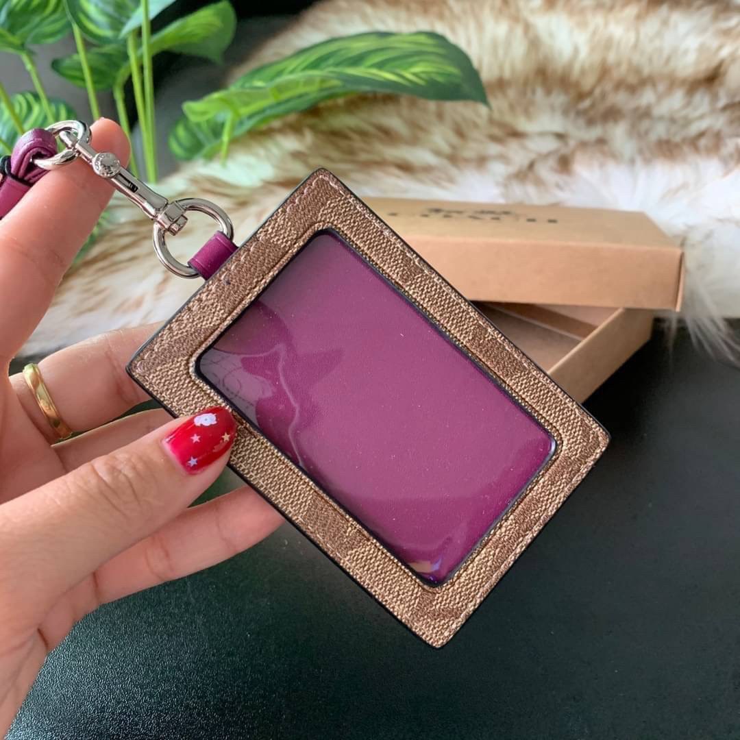 COACH F63274 ID LANYARD IN SIGNATURE COATED CANVAS กระเป๋าใส่บัตรคล้องคอ ลาย C ทั้งใบ ด้านหน้าตกแต่งชื่อแบรนด์ สวยมากกก ใส่บัตรพนักงาน และบัตรต่างๆ มาพร้อมสายคล้องคอ สายถอดออกได้ ตัวกระเป๋ามี 3 ช่องค่ะ