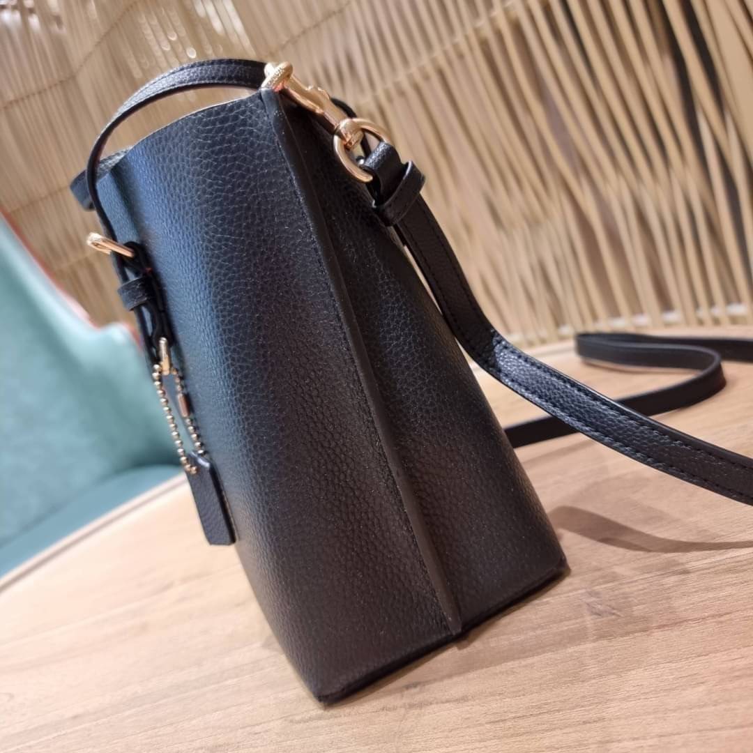 OUTTLET 】COACH MOLLIE TOTE 25 (C4250 C4084) น้องคนสวยอีกหนึ่ง!! กระเป๋าโท้ทไซส์เล็กที่สาวๆหลงรัก ดีไซน์คลาสสิคเหมือนเดิม เพิ่มเติมคือสะดวกขึ้นเยอะ!! ย่อส่วนมาจากใบใหญ่เป๊ะๆ น่ารักน่าใช้มากๆ วัสดุหนัง crossgrain ทนทาน ใช้งานง่าย เรียบหรูดูดีม้าก!! ภายในโล่