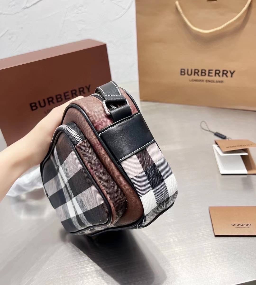 Burberry Vintage Check And Leather Crossbody Bag / Burberry Check Crossbody รุ่นใหม่ล่าสุด คุณผู้ชายช็อปด่วนค่า 🇬🇧 NEW ARRIVAL วัสดุ CANVAS อยู่ทรง ด้านหน้มีช่องซิปใส่ของหนึ่งช่อง ช่องหลักปิดเปิดด้วยซิป Rare items เด็ดๆแบบนี้ห้ามพลาดน้าาา