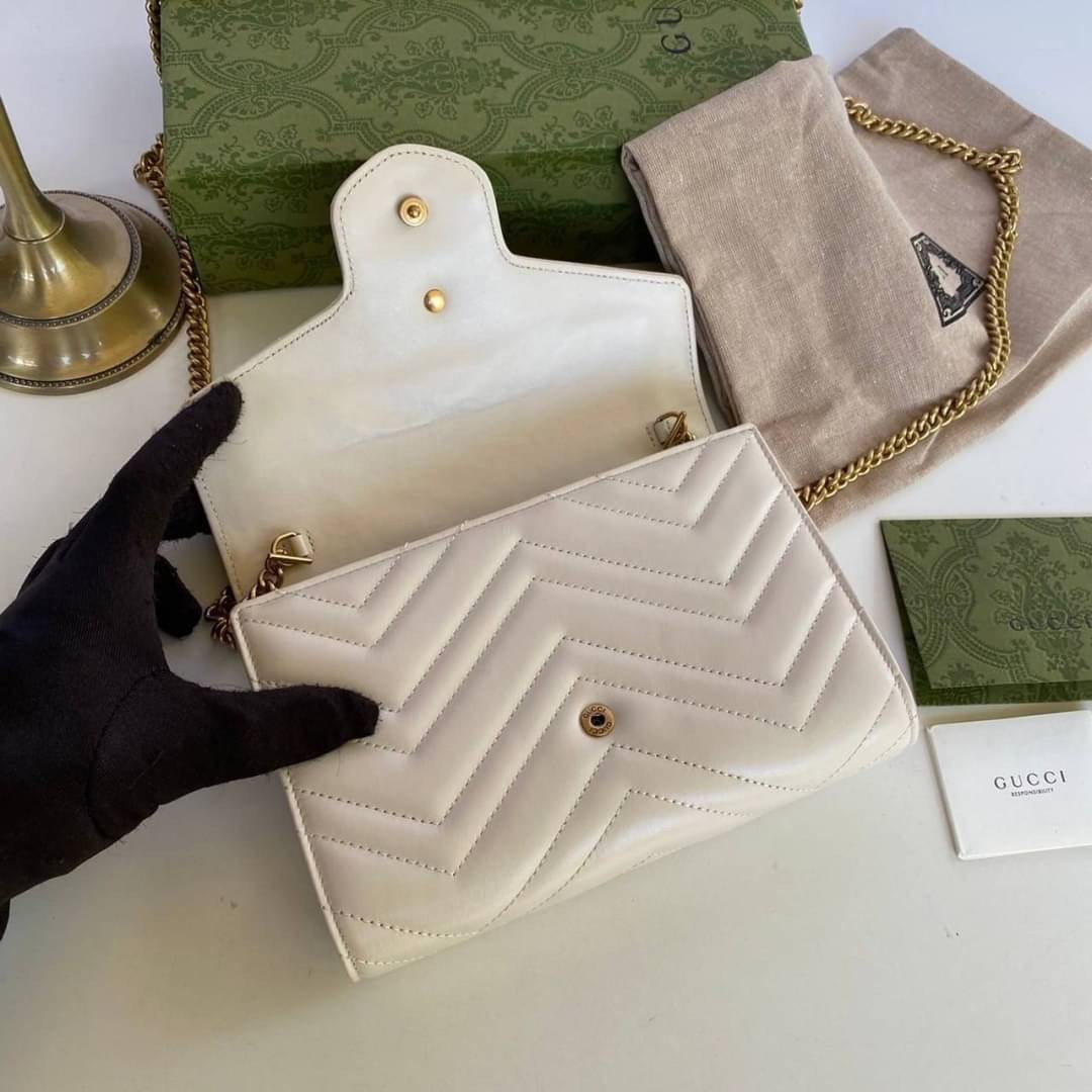 GUCCI Marmont Wallet on chain Leather / GG Marmont Chain Wallet เกรดเทพออริจินอล หนังแท้ งานสวยน่ารักมาก ใส่โทรศัพท์ได้ทุกรุ่น หนังวัวแท้นิ่มมาก ใส่การ์ด ใส่บัตร ได้เยอะมากๆ ฝ่าปิดแบบกระดุมใช้งานง่าย *กระดุมมีโลโก้ Gucci * งานสวยละเอียดยิบย่อยทุกจุด ภาพถ่