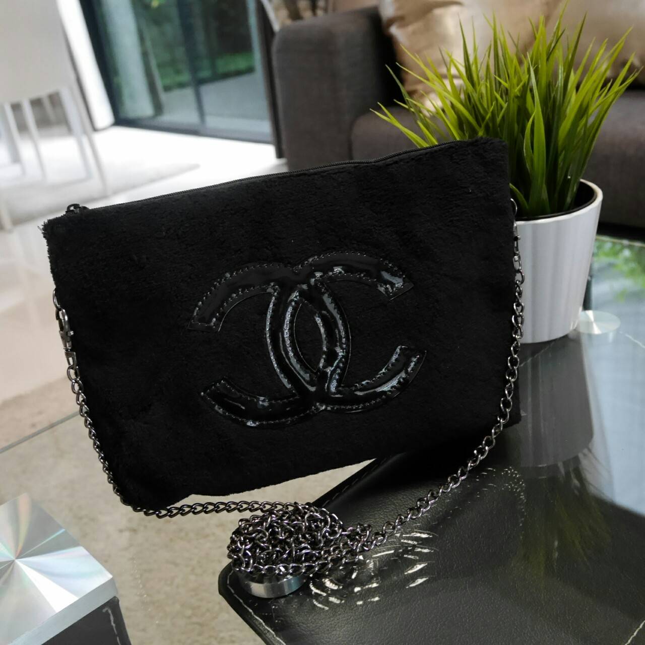 Must Have item 2018 !! Chanel Black Clutch bag งานพรีเมี่ยมกิ้ฟท์จากเคาเตอร์แบรนด์ดัง ของแท้จากแบรนด์ chanel ขนาดกะทัดรัด สะพายพร้อมสายโซ่ อะไหล่เงินรมควัน ผ้าขนสัตว์ฟูนุ่ม ด้านหน้า ปิดเปิดด้วยซิปที่จับปั้มแบรนด์ ด้านในมีช่องใส่ของเล็กแยก สะพายทั้งไหล่ทั้