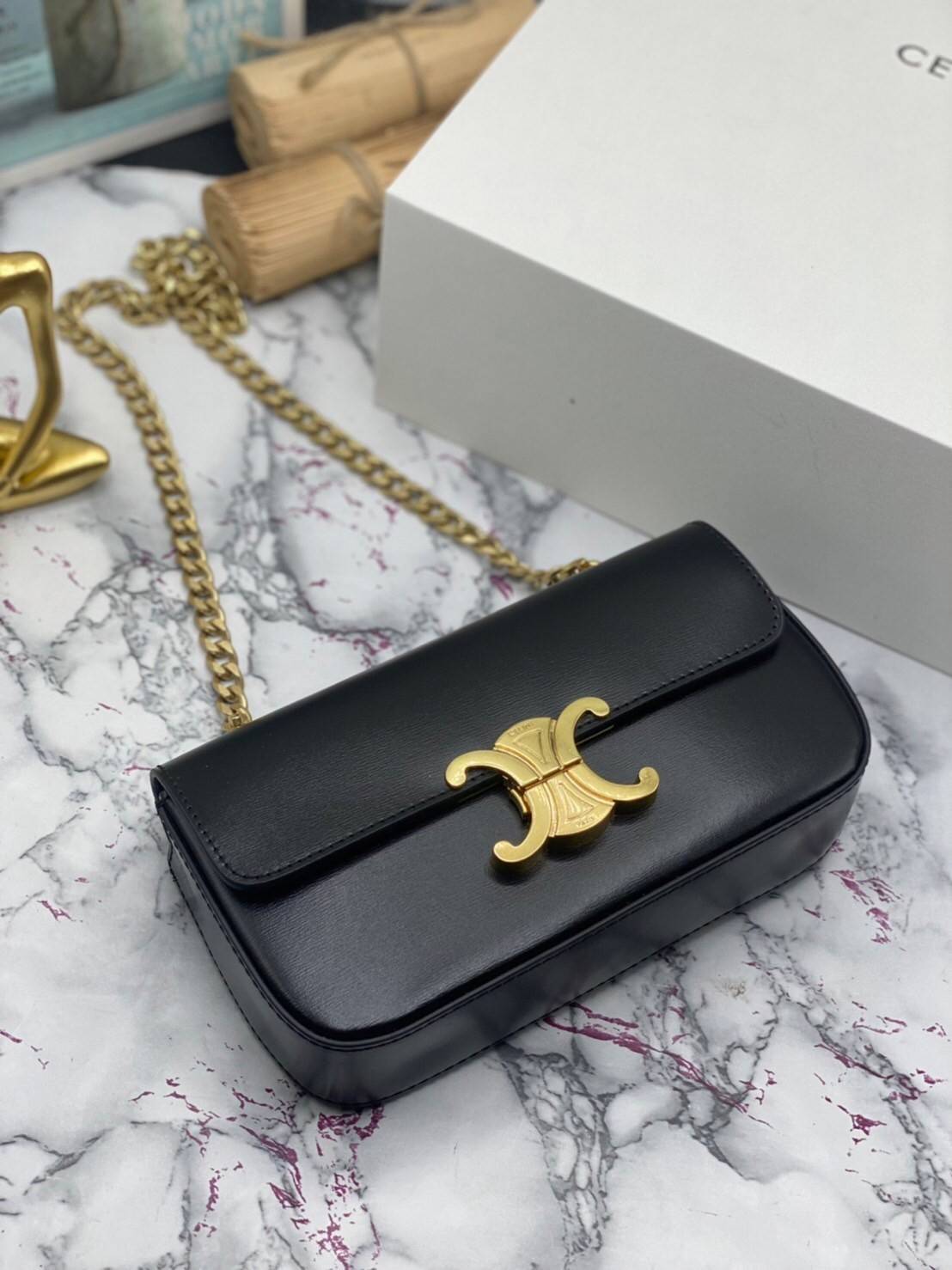 หนังแท้ CELINE CHAIN SHOULDER BAG / CELINE TRIOMPHE พร้อมส่งที่ไทย กระเป๋าเรียบหรูและดูทันสมัย ให้คุณเลือกสะพายในชีวิตประจำวันเข้ากับการแต่งตัวสบาย ๆ หรือจะสะพายออกงานปาร์ตี้สังสรรค์ก็ช่วยให้คุณดูโดดเด่น มีรูปทรงที่ดูแข็งแรงจึงไม่เสียรูปทรงแม้ใส่ของจำนวนม