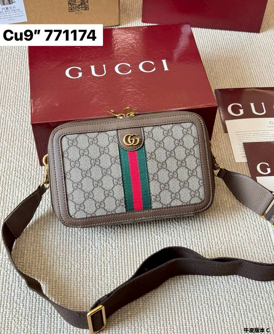 Gucci Ophidia trunk shoulder bag กระเป๋าทรงสะพายทรงแมสเซ็นเจอร์ขนาดกะทัดรัด ทรงกล่องสวยคลาสสิค ดีไซน์แถบคาดโดดเด่น สวย หรู โดดเด่นด้วยแถบสีเขียวแดงเป็นเอกลักษณ์ ใบนี้แมทช์ได้กับทุกลุค