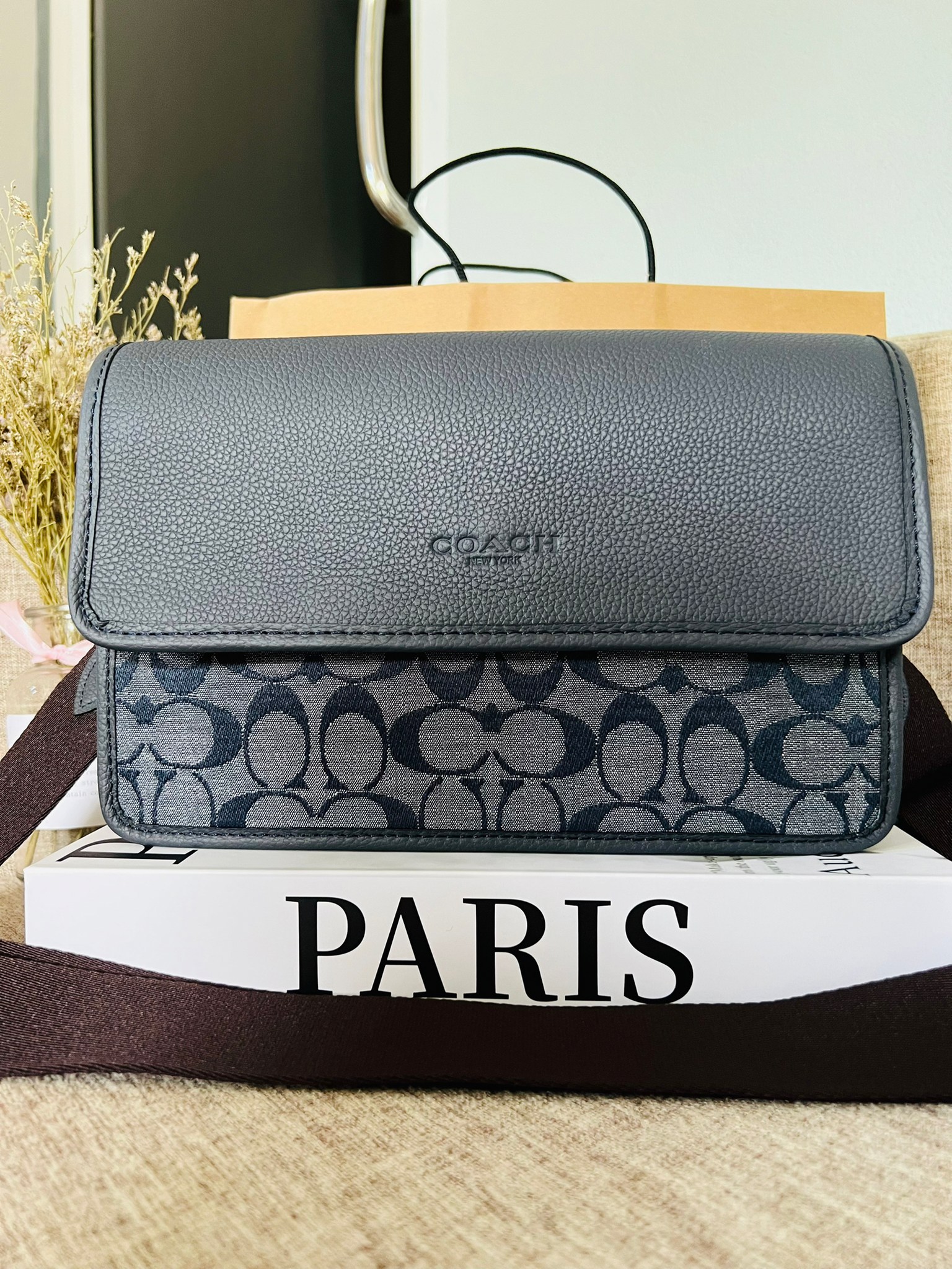 COACH Turner Flap Crossbody In Signature Chambray C8185 กระเป๋าสะพายหนังแชมเบรย์ซิกเนเจอร์และหนังธรรมชาติ ด้านในกระเป๋าซิป กระดุมแป๊ก ซับในหนัง กระเป๋าสลิปด้านนอก สายสะพายถอดได้ ยาว 25” สำหรับสะพายไหล่หรือสะพายข้าง