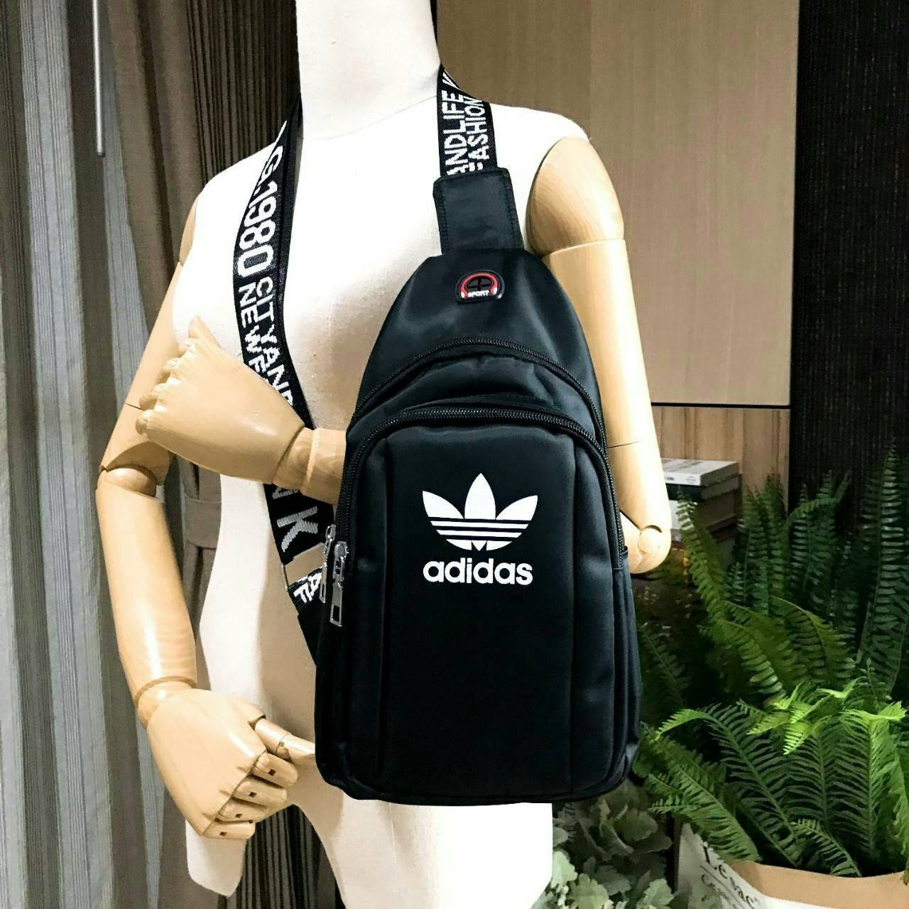 Adidas Factory Sport Originals Bag กระเป๋าสะพายสไตล์สปอร์ตดีไซน์สุดฮิตวัสดุไนล่อนเนื้อหนานิ่มกันน้ำทำความสะอาดง่าย ขนาดกำลังดี น้ำหนักเบา ด้านหน้ามีโลโก้แบรนด์เปิดปิดด้วยซิป มีช่องแบ่ง2ช่องเเยกเป็นสัดส่วน มีช่องใส่หูฟังหรือสายชาร์ตแบต Sport สายสะพายพิมพ์ล