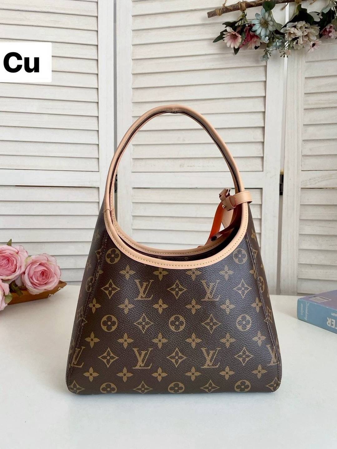 LV The Drop PM กระเป๋าสะพายทรงโฮโบหูจับในตัว ยกให้เป็นเจ้าต้าวน่าร้ากกกก! ที่ใครเห็นต้องเป็นคลั่งรัก คลาสสิค ผู้ดี หรูหราได้ทุกลุค ทุกสไตล์