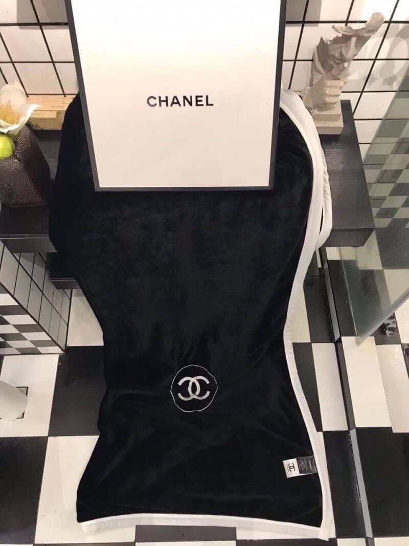 VIP GIFT 】Best Gift! Chanel Blanket พร้อมส่งไอเท็มแนะนำ ผ้าห่มนุ่มนิ่ม ขนปุยๆๆ สบายผิวมาก เนื้อผ้านิ่มฟูนุ่มใช้ได้ทุกโอกาส ขนาดกำลังดี พกพาสะดวก สามารถพกไว้ใช้ในรถ ใช้ในออฟฟิศได้ จะซื้อใช้เองหรือมอบเป็นของขวัญก็ดูดีพร้อมส่งที่ไทย ราคาสุดคุ้มไม่ต้องรอพรีฯ