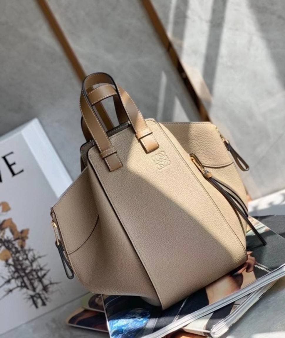 LOEWE SMALL HAMMOCK IN SAND GRAINED LEATHER คอลสุดฮิต ไอเท็มยอดนิยม ที่ใครๆก็ใช้กัน!! กระเป๋าสะพายดีไซน์สุดแซ่บ ที่สามารถปรับเปลี่ยนรูปทรงได้หลากหลาย