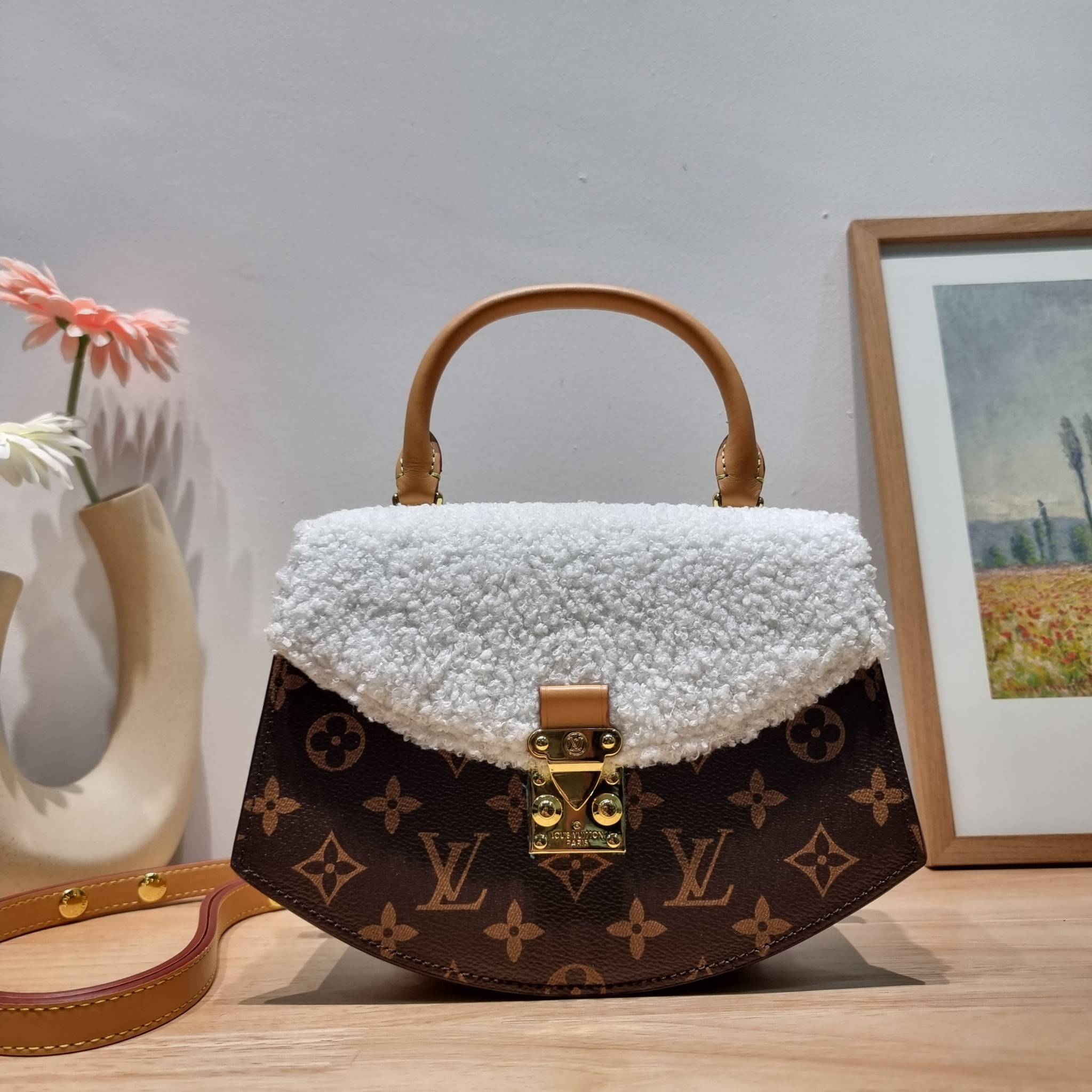 LV EDEN FLEECE bag / LV CROSSBODY HAND BAG กระเป๋าสะพายดีไซน์ใหม่ แรร์ไอเท็มที่สาวๆต้องมี! ดีไซน์ตกแต่งขนฟูนุ่ม วัสดุหนังแคนวาส เปิด-ปิดกระเป๋าด้วยอะไหล่กดล็อค ภายในเป็นช่องโล่ง มีช่องซิปแยก มีหูจับในตัวและสายครอสบอดี้มาให้ ใช้งานง่าย เหมาะกับทุกสไตล์การแ
