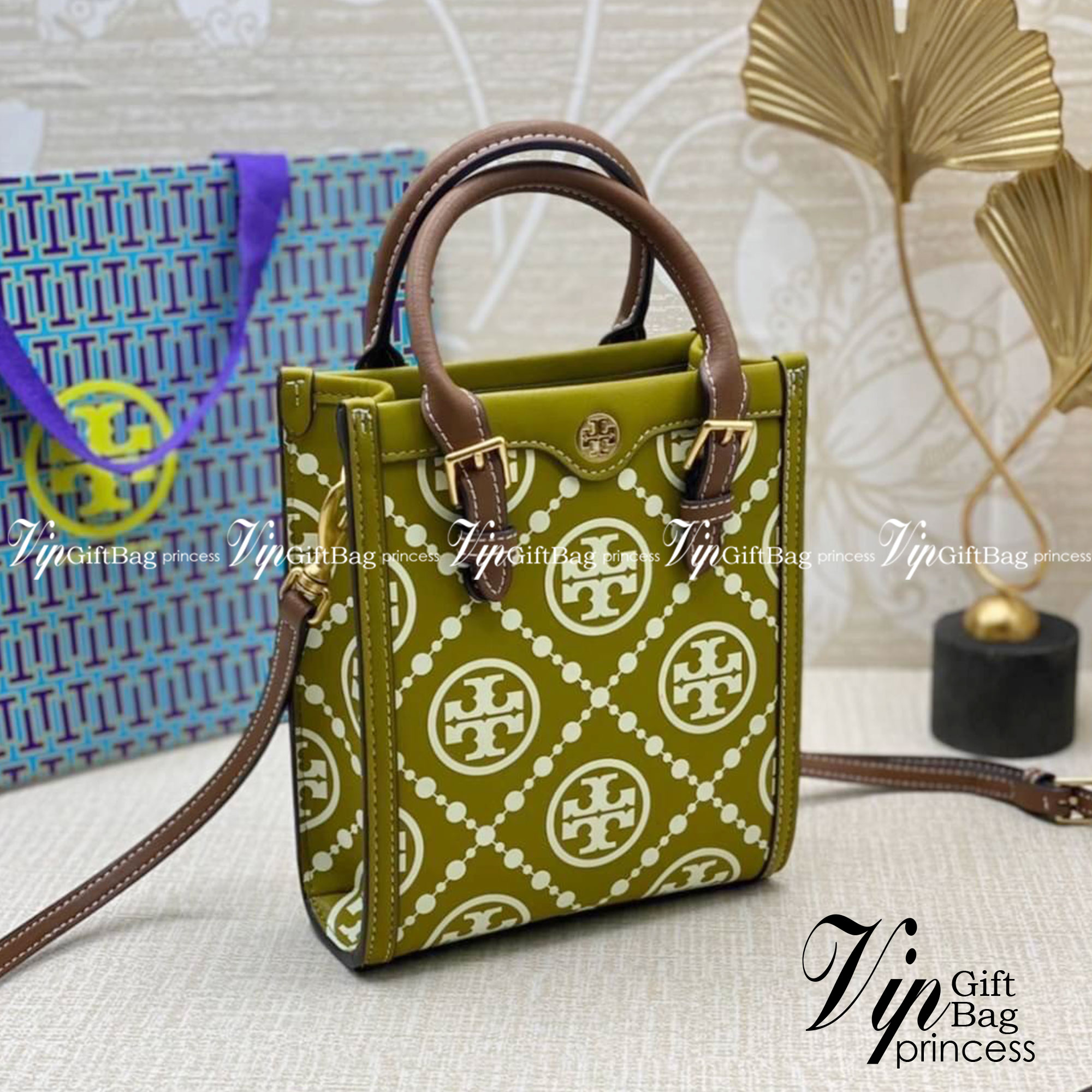 TORY BURCH T MONOGRAM EMBOSSED MINI TOTE สุดหรูกับกระเป๋าสะพายทรงโท้ท ไซส์มินิ ที่สร้างความหรูหราให้ตัวกระเป๋าด้วยดีเทลลายนูน แต่งแต้มลวดลายเอกลักษณ์ สีลูกคุณมากๆ!! วัสดุหนังแท้ ผิวสัมผัสดี ปากกระเป๋ามีแถบแม่เหล็กกันของหล่นได้ ภายในโล่ง ใส่ของจำเป็นได้ โท