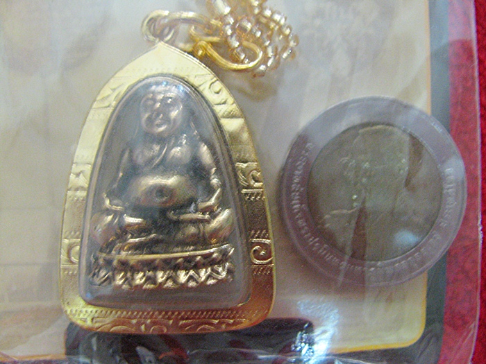 สินค้าหมดค่ะ รูปเหมือนหลวงพ่อเงินเนื้อทองเหลืองเลี่ยมทองไมครอนพร้อมสร้อยวัดหนองคล้าจัดสร้าง รุ่น "รวย มั่น คง"ค่ะ