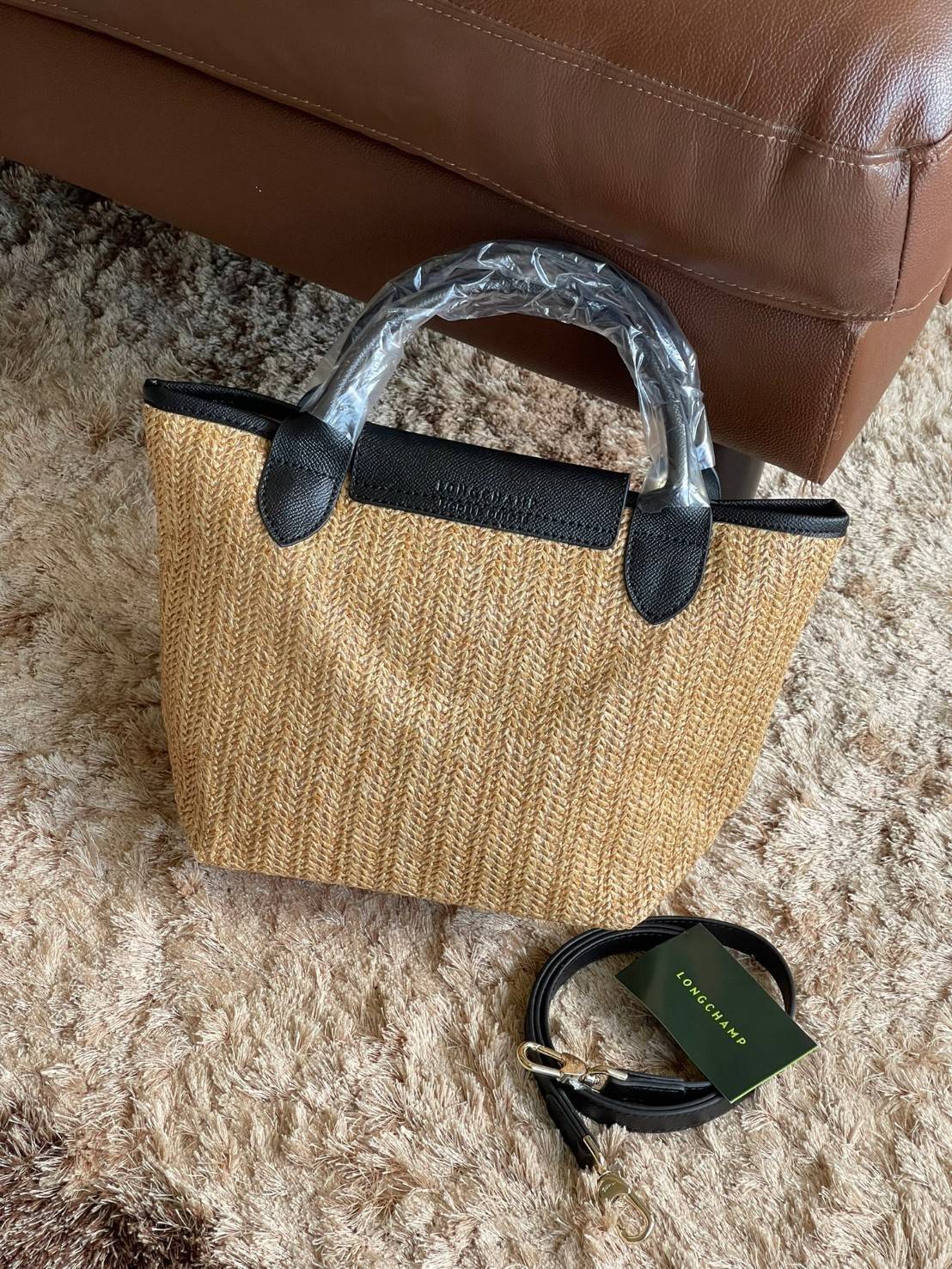 LONGCHAMP LE PLIAGE COLLECTION PAILLE TOP HANDLE BAG มี 3 ขนาด XS/S/M กระเป๋าถือหรือสะพาย งานสาน raffia ปากกระเป๋าตัดด้วยหนังสีดำ ลุคช์สุดเท่ของเหล่า Celebrities กับกระเป๋าปิคนิกสุดฮิตจาก Longchamp อย่าง Le Pliage Paille (เลอ ปลิยาจ ไพล์) ถือเป็นกระเป๋าที