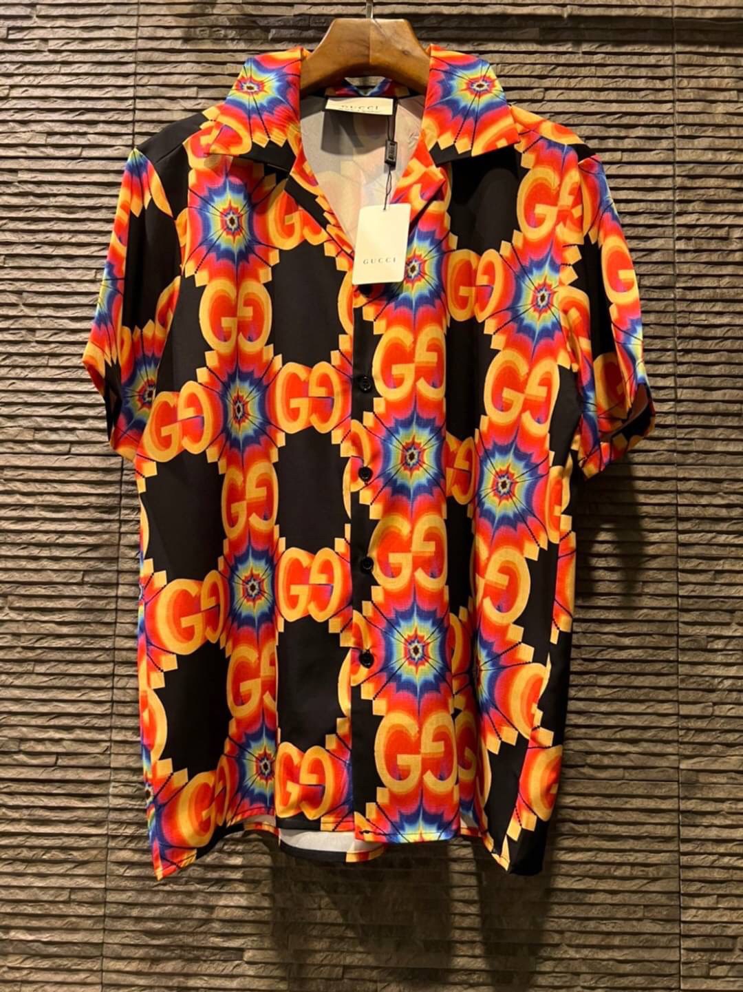 Gucci GG kaleidoscope silk bowling shirt / Gucci Men's Shirts / Gucci Shirts งานเกรดออริจินอล พิมพ์ลายคมชัด มีป้ายแท็กที่คอเสื้อทุกตัว พร้อมส่งที่ไทย ภาพสินค้าถ่ายจากงานขายจริง ใช้งานต่างประเทศได้