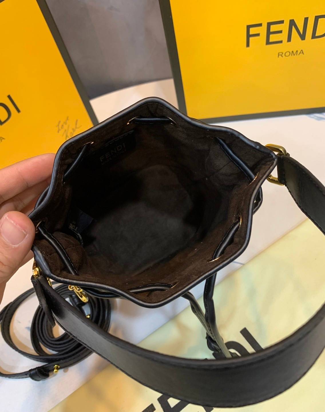 FENDI MON TRESOR Brown leather mini-bag กระเป๋าถือหรือสะพายไหล่ทรงขนมจีบสุดคลาสสิก วัสดุหนังแท้อย่างดี ลวดลายเอกลักษณ์ตามแบบฉบับแบรนด์ สวยหรู ดูแพง คุณนายสุดไปเลยค่า ถือแล้วสวยมากๆ จุของได้กำลังดี ทรงนี้ต้องมีติดตู้ไว้สักใบนะคะ!