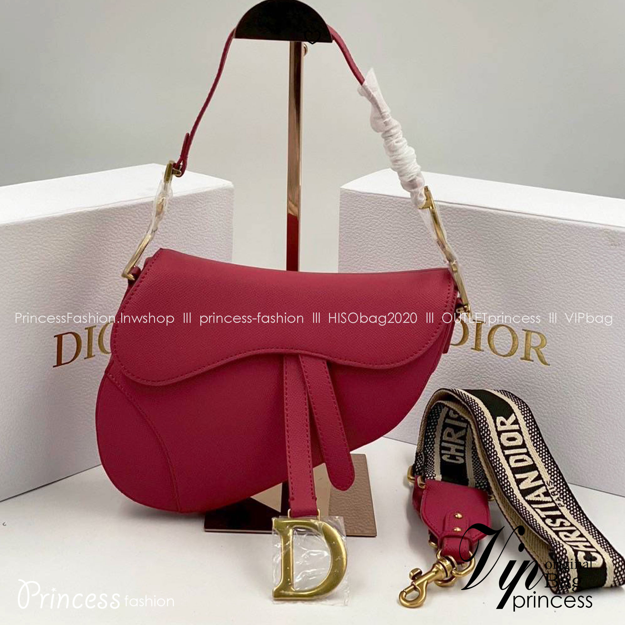 ORI หนังแท้ | DIOR Saddle Bag with Strap Grained Leather กระเป๋าถือ/สะพายทรงอานม้า รุ่นยอดนิยมที่มีเอกลักษณ์สวยงามเหนือกาลเวลา ลูกเล่นห้อยด้วยตัวอักษร D ตรงหูหิ้วมีกิมมิค CD สวยหรูดูแพง