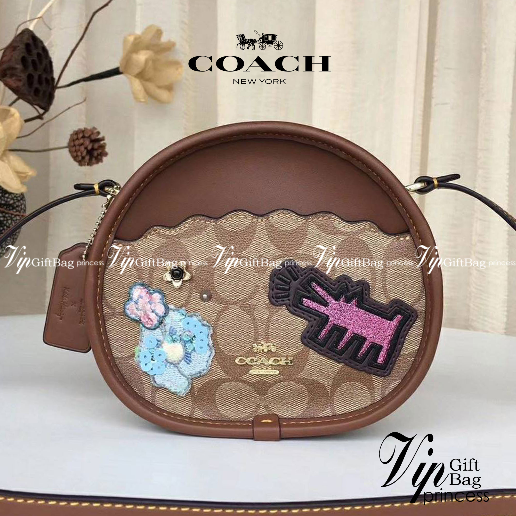 COACH KEITH HARING CANTEEN CROSSBODY IN SIGNATURE CANVAS WITH PATCHES F48730 กระเป๋าทรงกลมสุดเก๋ ไม่เหมือนใคร ตกแต่งลายให้มรความน่ารัก โดดเด่นขึ้นมา สะพายไปไหนก็สวยไม่เหมือนใคร ภายในกว้าง ใส่ของได้เยอะ กระเป๋าเปิดปิดด้วยซิป ใครย้งไม่มี รีบจับ รีบจองกันเลย