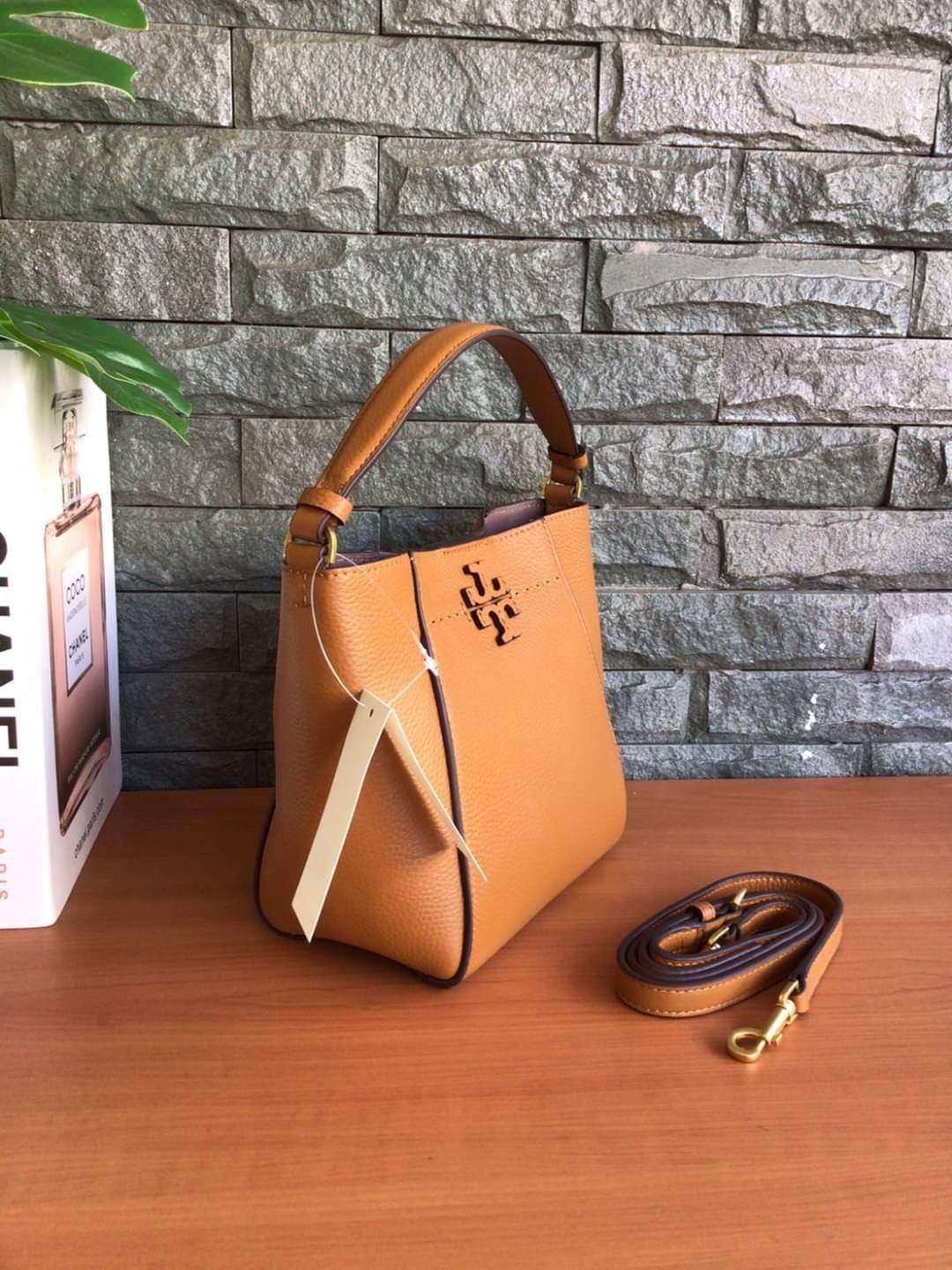 คอลเลคชั่นขายดี มากี่รอบๆ ก็หมดไวทุกรอบ!! TORY BURCH MCGRAW MINI BUCKET BAG กระเป๋าสะพาย และ ถือ คล้องแขน ทรงถัง สะพายได้ 2 ทรง ผลิตจากหนังแท้ หนังลูกวัว หนังนุ่ม หนังหอม น้ำหนักเบามากกก!! หนังลื่น นิ่มสวยมากๆ!! ด้านหน้าประดับโลโก้แบรนด์ ภายในโล่งกว้าง มี