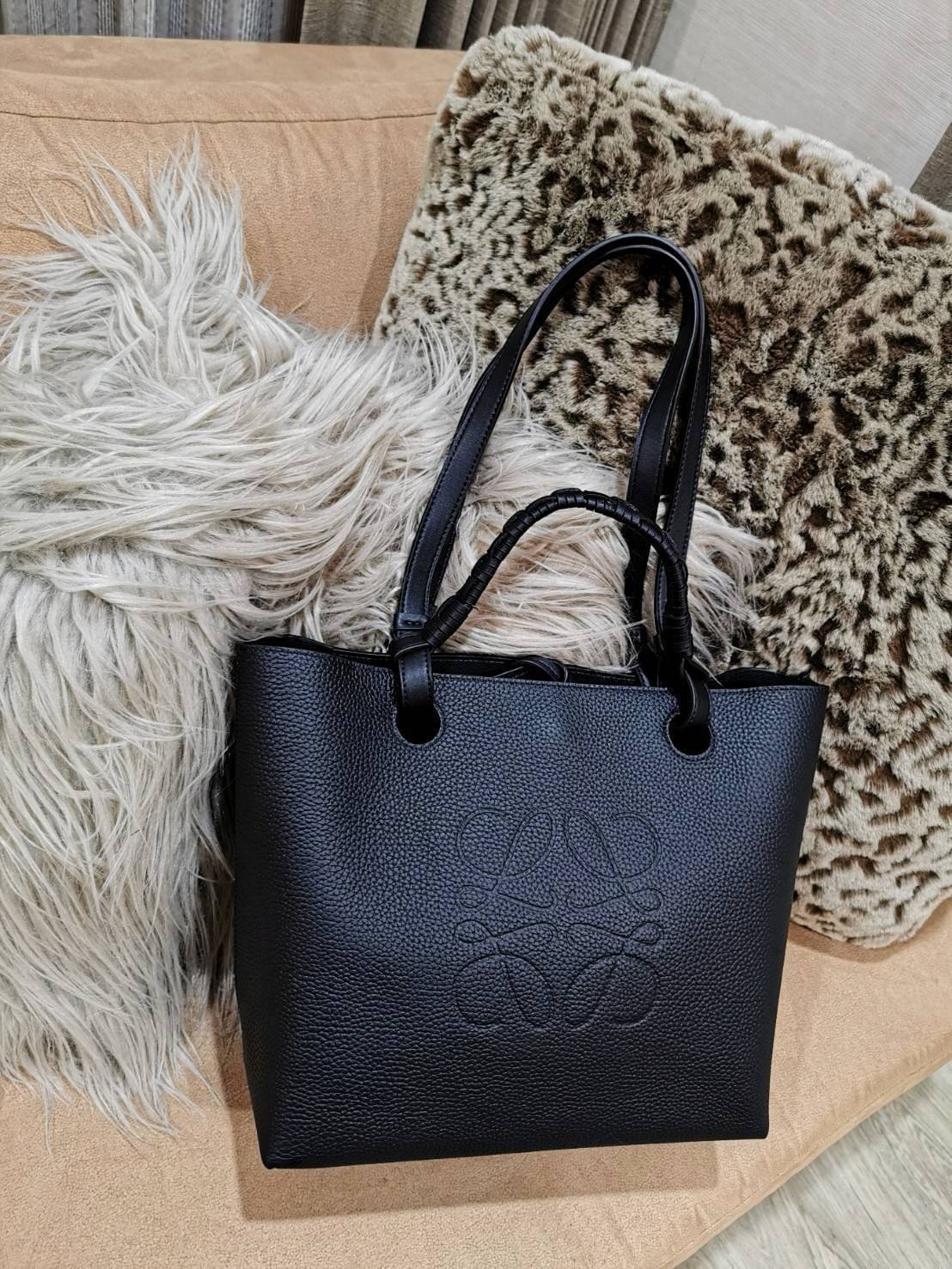 พร้อมส่งความสวย! Super Rare! ห้ามพลาด!✴️ LOEWE HANDLE & SHOULDER BAG VIP GIFT WITH PURCHASE (GWP) กระเป๋าหนังแท้พรีเมี่ยมกิ๊ฟ Limited จาก LOEWE PERFUME DUTYFREE รุ่น Rare items สุดๆวัสดุหนังแท้ Lambskin แบบนิ่มเทคเจอร์สวยดีไซน์สุดหรูคงเอกลักษณ์แบรน