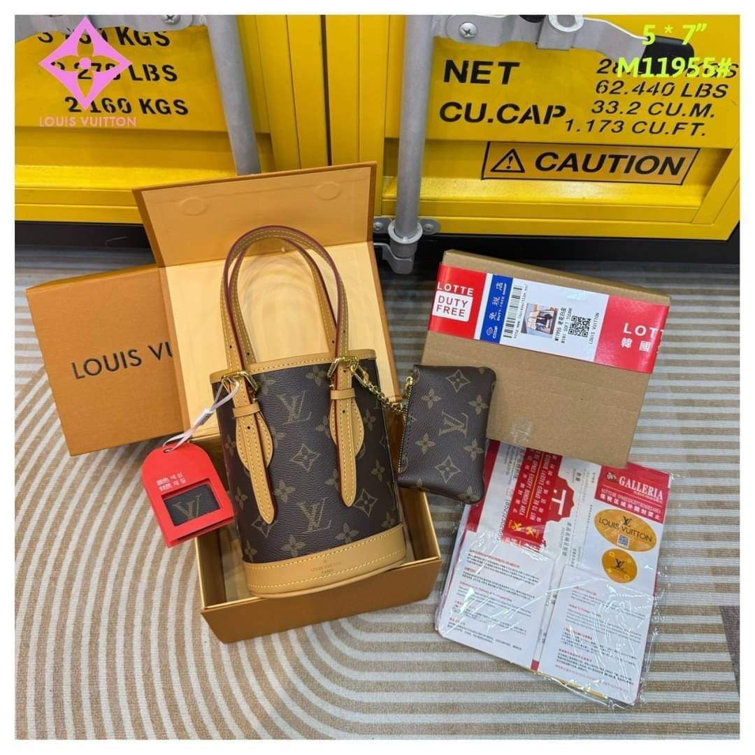 LV Mini Bucket Vintage Bag กระเป๋าสะพายทรงบัคเก็ตวินเทจ ขนาดเล็กน่ารัก พร้อมใบเล็ก สวยหรูดูผู้ดี ภายในโล่งกว้าง ใบลูกจะคล้องติดกัน หรือแยกออกแล้วสะพายเดี่ยวๆก็เลิศ น้องใหม่น่ารักสุดคุ้มขนาดนี้ ต้องตำแล้วน้า