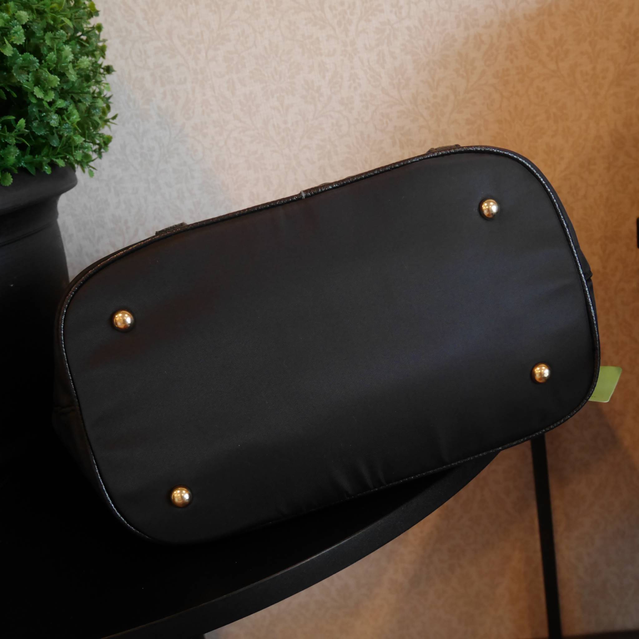 สาวๆที่มองหา กระเป๋าสะพายสวยเก๋ *ที่ใช้ได้สองทรง ทางร้าน ขอแนะนำค้า งานพรีเมี่ยมกิ้ฟ จากเคาเตอร์ต่างประเทศค่ะ รุ่น Limited edition ค่า กระเป๋าสะพาย จากแบรนด์ PRADA เป็น กระเป๋าผ้าไนล่อน สลับหนัง สะพายไหล่ได้ สามารถปรับระดับที่สายสะพายไหล่ได้ และสามารถปรับ