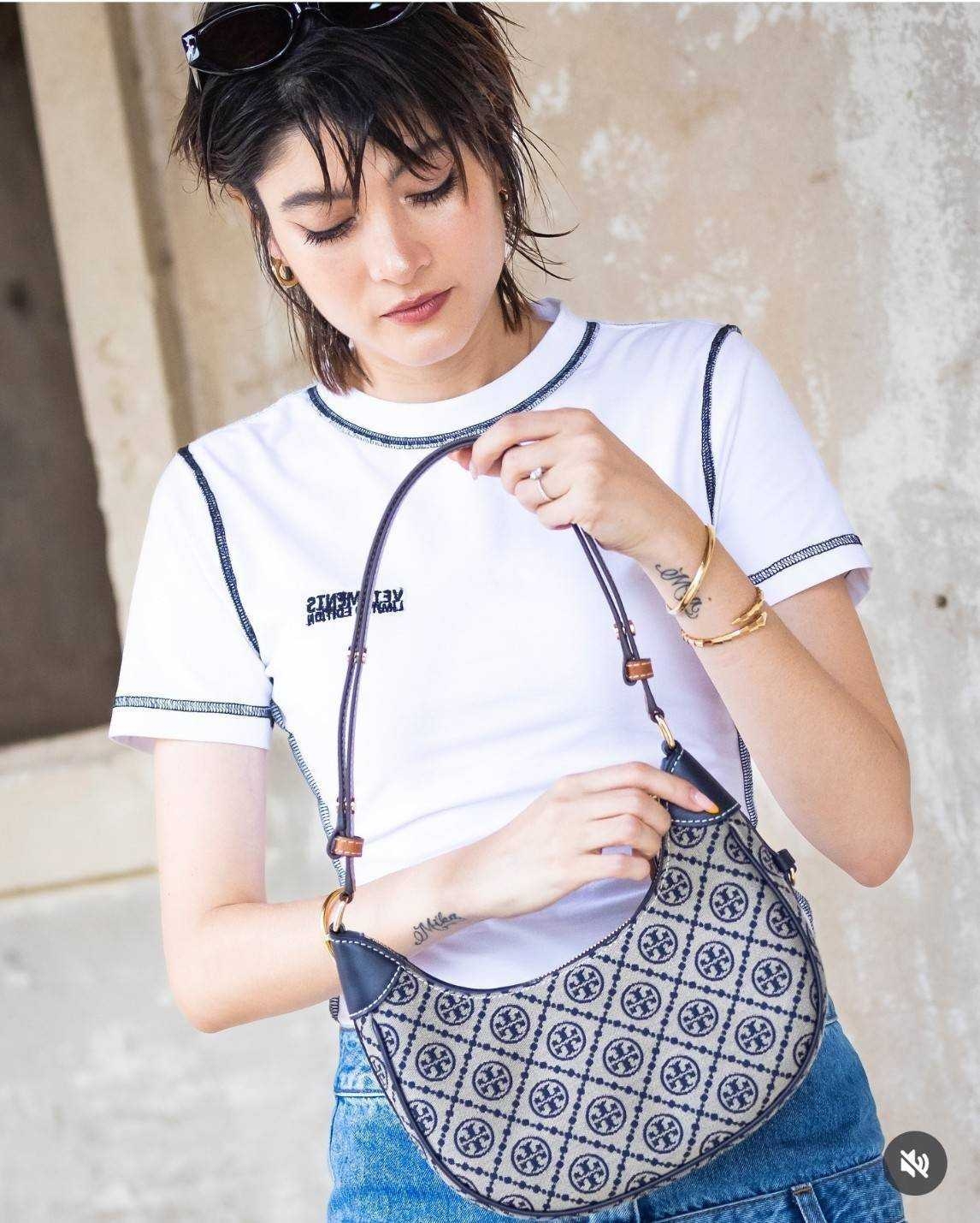 TORY BURCH T MONOGRAM CRESCENT BAG คอลเลคชั่นใหม่มาแรง! สมแก่การรอคอยในสไตล์ทีโมโนแกรมอันเป็นเอกลักษณ์ รูปทรงสวยโดดเด่น สะพายง่ายคล่องตัว