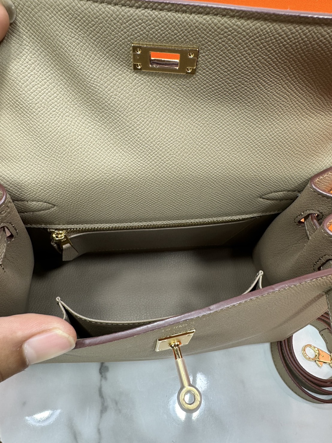 ORI หนังแท้ | Hermes Kelly 25cm กระเป๋าสะพายที่สุดแห่งหรูหราลัคชู นิยามของความสง่างามเหนือกาลเวลา แบรนด์เนมในฝัน งดงามดั่งเจ้าหญิง