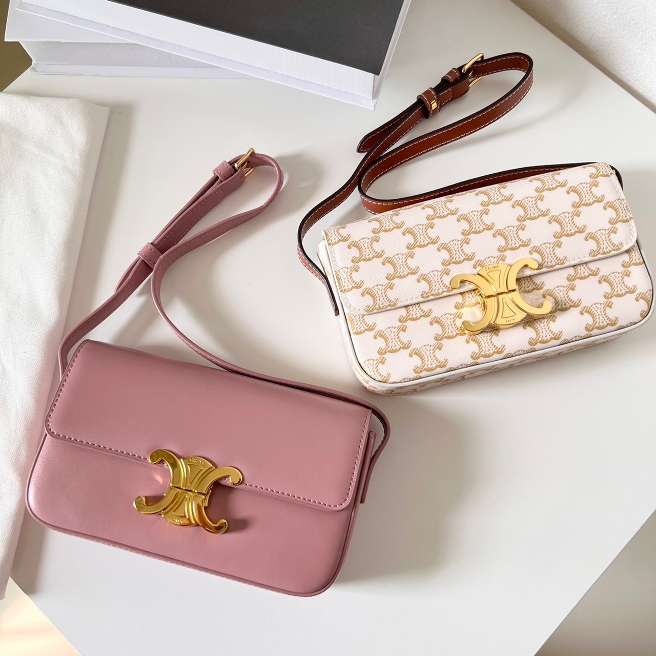 พร้อมส่งที่ไทยแล้วกับ CELINE TRIOMPHE SHOULDER BAG งานหนังเรียบสวยมาก กับสีโทนหวานๆ สาวๆ สายคิ้วห้ามพลาดเลยน้าาา ลวดลายสวยหรู ด้านในเปิดด้วยด้วยที่บีบโลโก้อะไหล่ทอง จุของได้กำลังดี ใส่โทรศัพท์ กระเป๋าสตางค์ใบสั้น ของจุกจิกได้ เหมาะกับสาวๆในวันที่อยากครอสบ