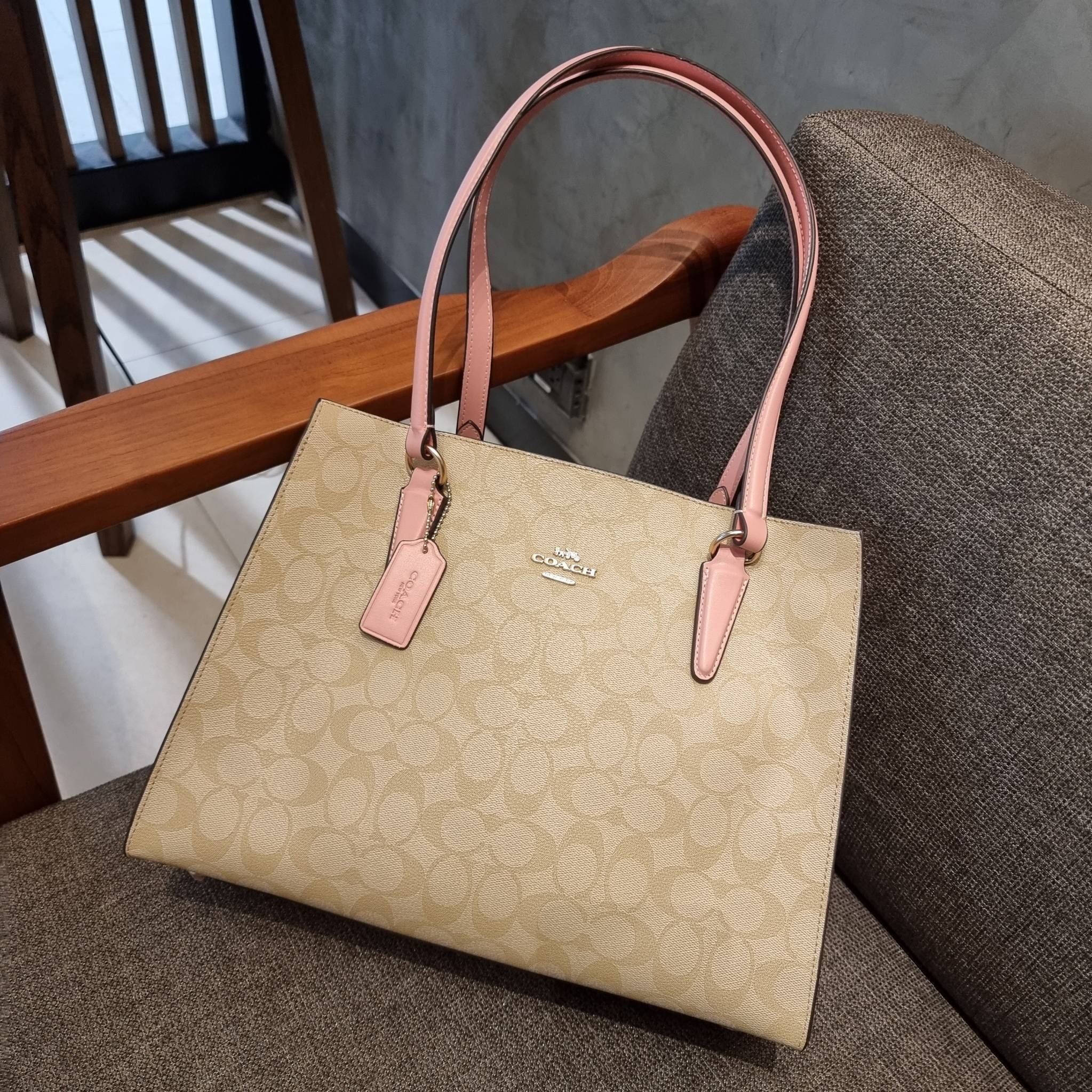 COACH C4075 TATUM CARRYALL IN SIGNATURE CANVAS คอลเลคชั่นใหม่ล่าสุด จัดมาให้ได้สวยก่อนใคร สวยหรูทุกสี!! ลุคผู้ดีต้องมาอีกหนึ่ง กระเป๋าสะพายทรงสวย ที่มาพร้อมสายสะพายไหล่ในตัว และสายครอสบอดี้สำหรับสะพายข้าง วัสดุหนัง crossgrain สวยคมมากๆ ตัวกระเป๋าถูกแบ่งเป