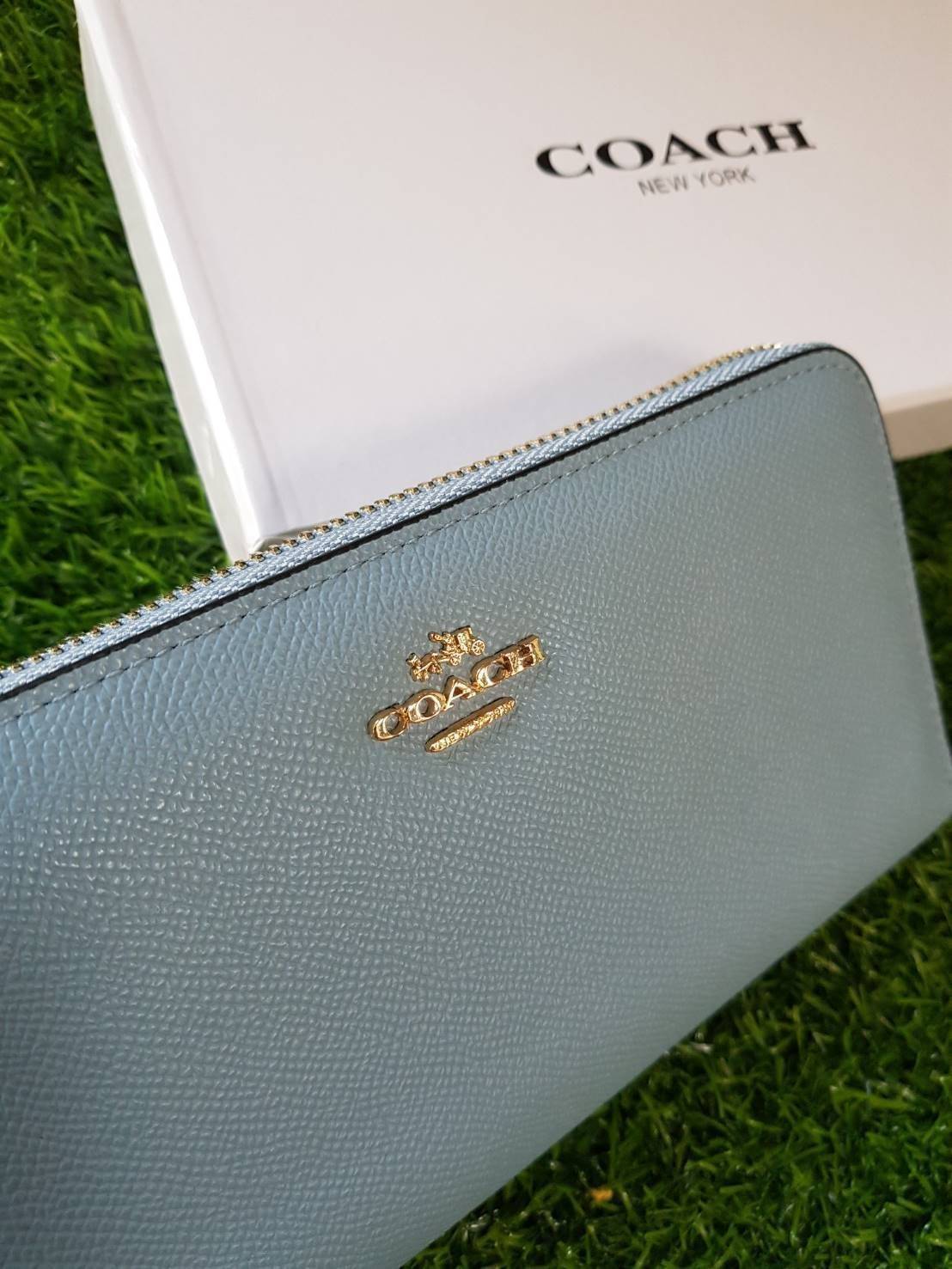 Coach longvwallet กระเป๋าสตางค์ใบยาวซิปรอบ ด้านหน้าตประดับโลโก้แบรนด์ อะไหล่ทอง ซิปแบรนด์ปั๊ม ภายในมีช่องใส่บัตร 1 2ช่อง และช่องใส่ธนบัตร 3 ช่อง มีช่องซิปกลางใส่เหรียญค่ะ