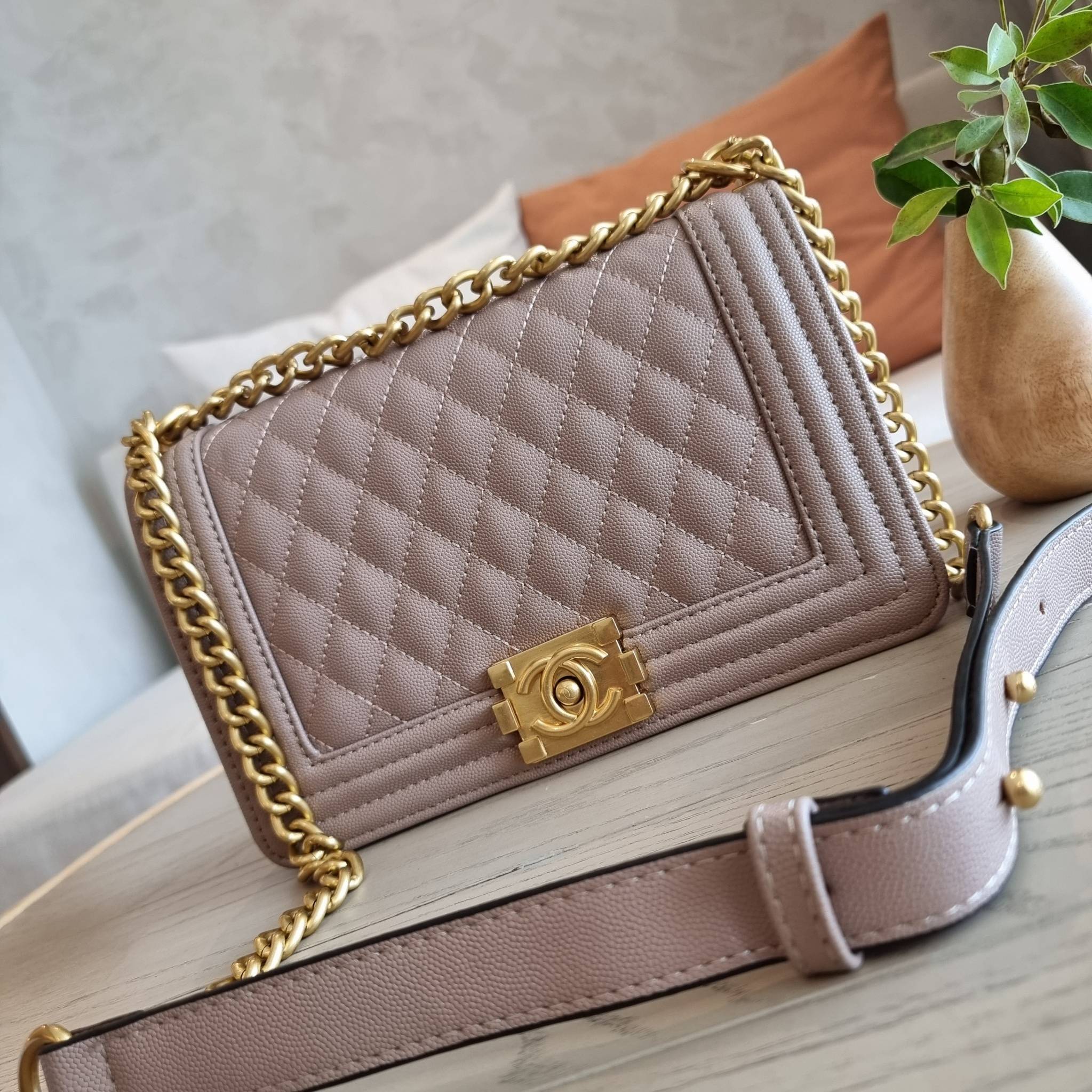 Chanel Boy 10" พร้อมส่งที่ไทย รุ่นสุดฮอต อะไหล่สีทองสุดหรู วัสดุหนังลายคาร์เวีย ทรงคลาสสิคที่สาวๆห้ามพลาด!! ในราคาสุดคุ้ม เปิด-ปิดกระเป๋าด้วยตัวล็อค ภายในโล่งกว้าง ไซส์ใหญ่ใส่ของได้เยอะ มีช่องแยกในกระเป๋า มาพร้อมสายสะพายโซ่สลับหนังรองบ่า (ถอดได้-ปรับ