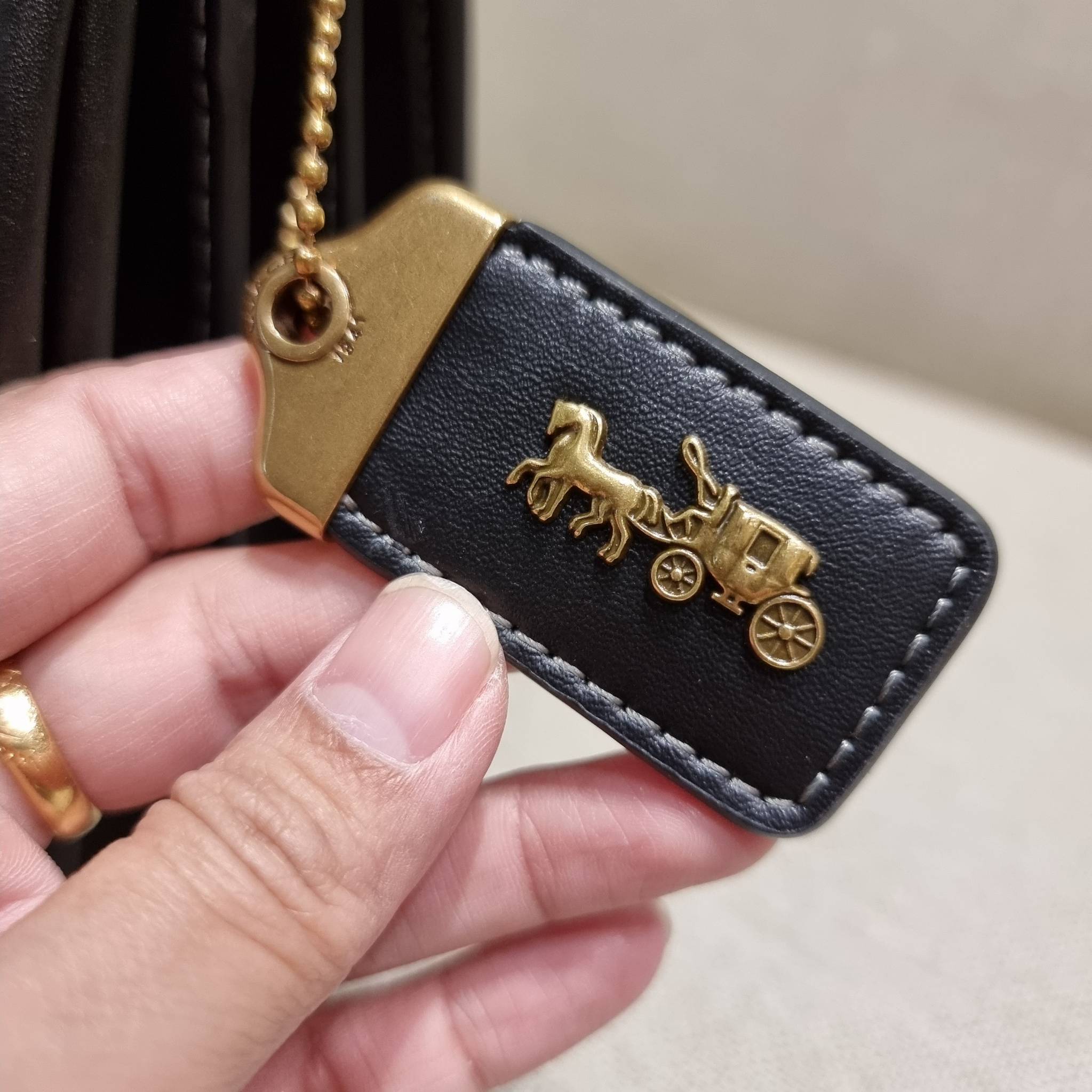 COACH C8449 HERO SHOULDER BAG / COACH C8450 HERO SHOULDER BAG IN SIGNATURE CANVAS ดีไซน์ใหม่ล่าสุด ที่มาพร้อมความหรูยกระดับ กระเป๋าถือ/สะพายข้าง ออกแบบทรงสวย คลาสสิค ขนาดกำลังพอดี ไม่ว่าจะถือ หรือสะพายสายครอส ก็ดูดีแบบไม่ต้องแต่งเติม วัสดุหนังแท้เต็มใบ ฝา