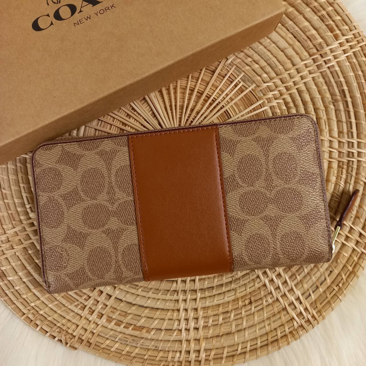 มาเท่าไหรก็ไม่เคยพอจริงๆ มีความต้องการกันถึงขีดสุด❣️😘>>COACH ACCORDION ZIP WALLET IN COLORBLOCK SIGNATURE CANVAS (COACH 31546)🍁กระเป๋าสตางค์ใบยาว ซิปรอบ //วัสดุหนังแคนวาสสลับหนังแท้ ดีไซน์สวย โดดเด่นลงตัวเป็นที่สุด ด้านในมีช่อ