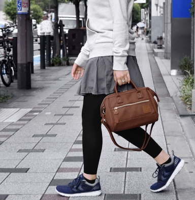 Anello polyester 2 way mini boston bag จากแบรนด์ดังในประเทศญี่ปุ่น กระเป๋าสไตล์คลาสสิค มีโครงปากกระเป๋ากว้างเป็นสัญลักษณ์ วัสดุหนัง pu กันน้ำได้ ภายในมีช่องใหญ่และช่องเล็กด้านข้าง2ช่อง เปิดปิดด้วยซิปคู่ มีตัวล็อคที่หูจับ ด้านหน้ามีช่องซิปเล็กใช้งานได้จริง