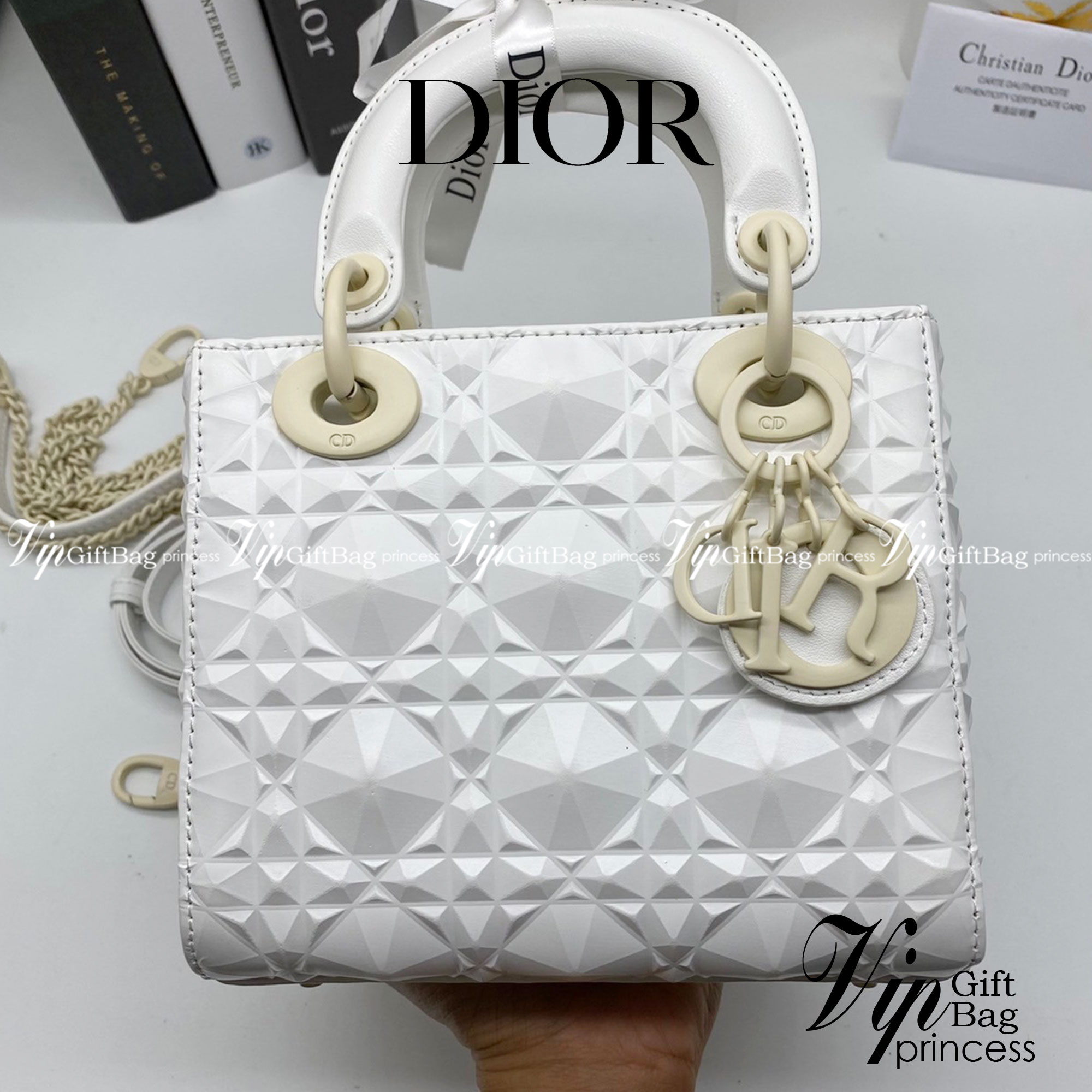หนังแท้ DIOR LADY BAG 17cm ไซส์เล็กขนาดกำลังน่ารักเลยค่ะ งานออริหนังแท้ทั้งใบปั้มลายรุ่นใหม่ล่าสุด ความสง่างามอีกหนึ่งรุ่นของ Dior รูปทรงสีเหลียม ขนาดกระทัดรัด ตั้งอยู่ทรง ฐานกระเป๋าแข็งแรง มีหมุดรองฐาน ดีไซน์ที่มีเอกลักษณ์เฉพาะตัว ด้านหน้าตกแต่งด้วยตัวอั