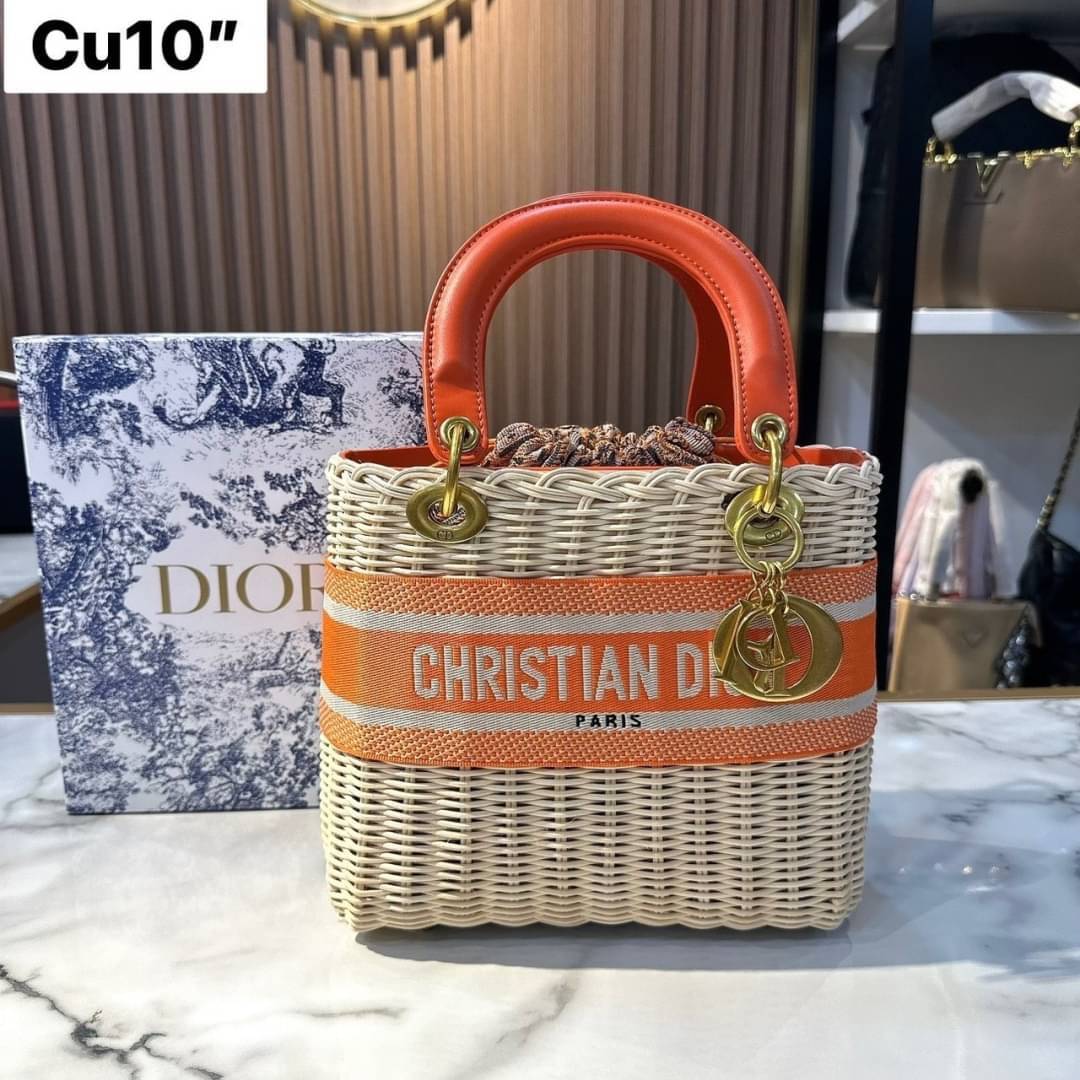 DIOR Lady Natural Wicker Bag กระเป๋าสะพายงานสาน พร้อมผ้าผูกด้านในสวยงามทรงเสน่ห์ จะถือหรือสะพายข้างด้วยสายสปอร์ตก็สวยเลิศ โดดเด่นกว่าใคร งานสวยเกินราคา คุ้มที่สุดในย่านนี้บอกเลย!!