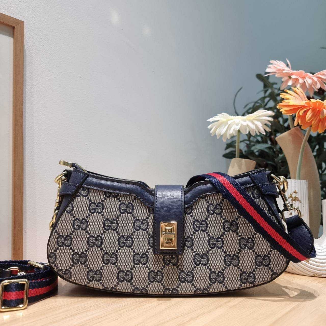 Gucci moon side mini shoulder bag สวยย้อนยุค y2k กำลังมาแรง กับอีกหนึ่งไอเท็มสุดจึ้ง ด้วยขนาดที่กำลังพอดี ดีไซน์คลาสสิคลัคชู ดูผู้ดี สวยแบบน้อยแต่มาก